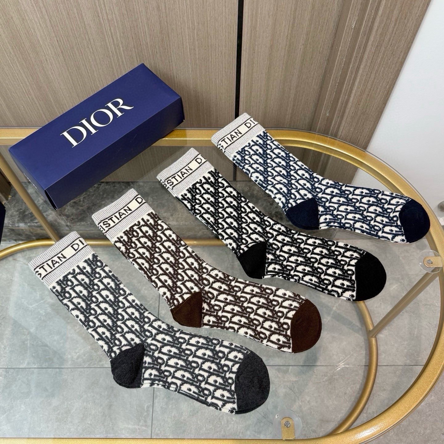 配包装【一盒四双】DIOR 迪奥高版本 ～好看到爆炸 Dior 袜子。羊绒袜，超软糯。。潮人必不能少的 