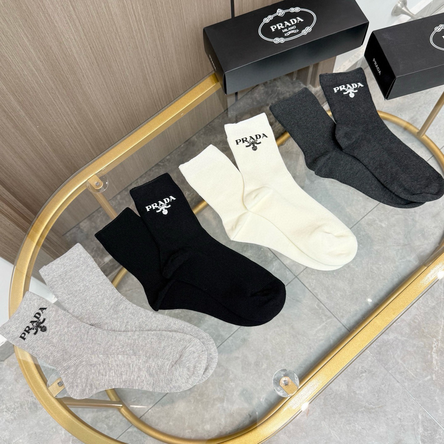 配包装【一盒四双】PRADA 普拉达高版本 ～好看到爆炸 PRADA 袜子。双针烫印中筒袜，超精致。。潮