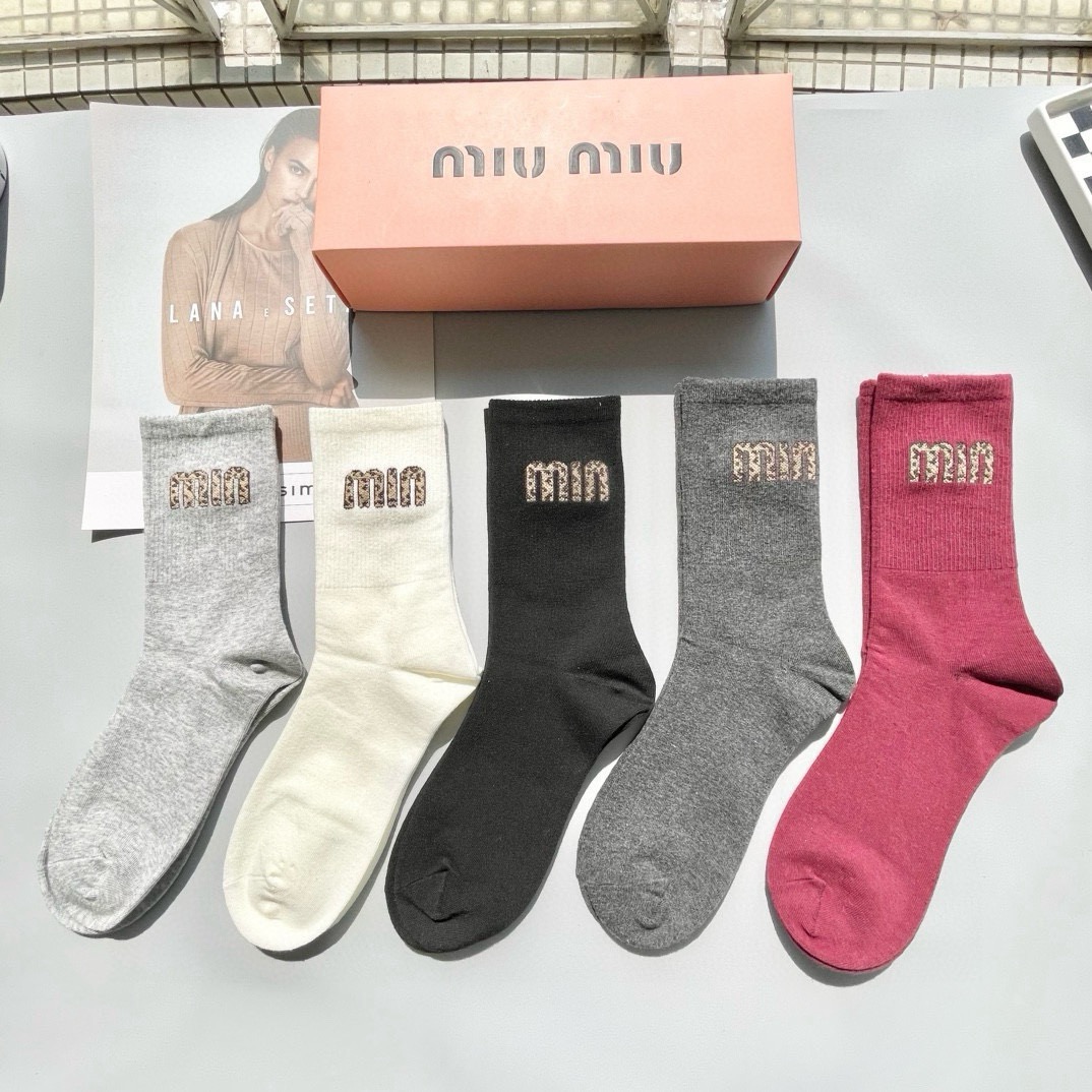 配包装【一盒五双】miumiu · 缪缪❗️高品质。超级爆款网红袜子❗️miu家官网同步饰品字母中筒袜，