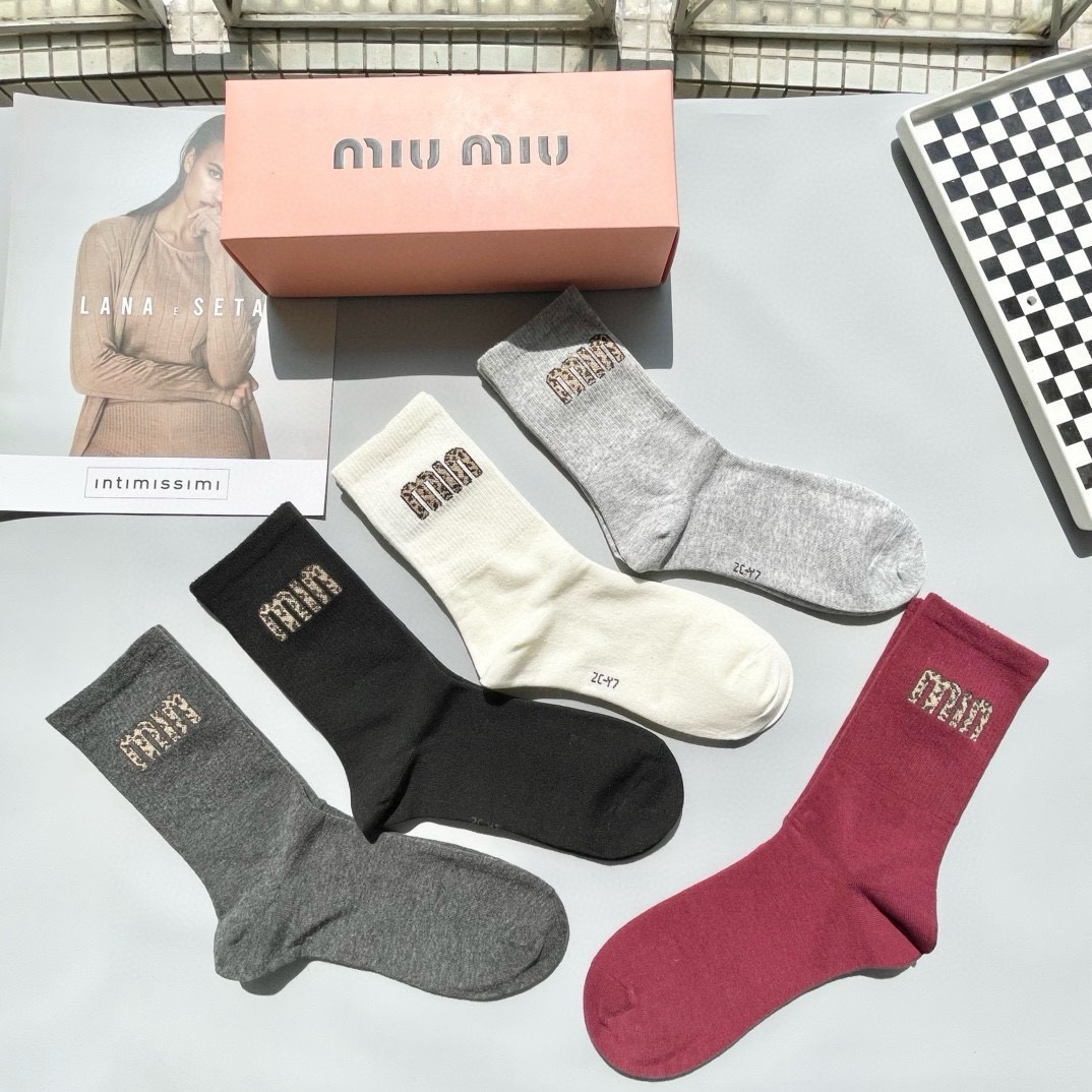 配包装【一盒五双】miumiu · 缪缪❗️高品质。超级爆款网红袜子❗️miu家官网同步饰品字母中筒袜，