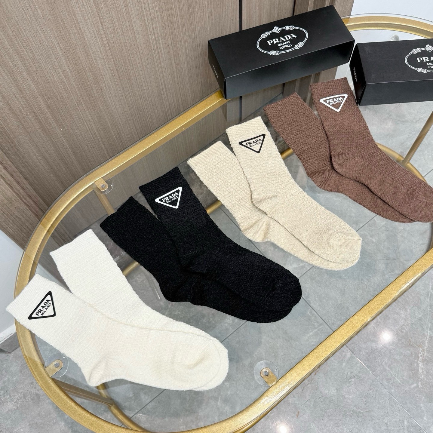 配包装【一盒四双】PRADA 普拉达高版本 ～好看到爆炸 PRADA 袜子。粗针羊绒烫印中筒袜，超精致。