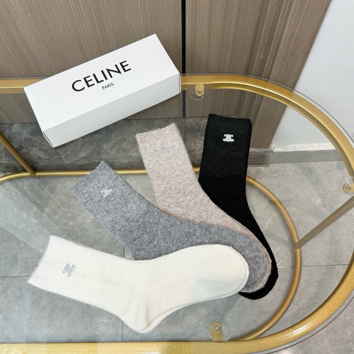 配包装【一盒四双】CELINE 赛琳高版本 ～好看到爆炸 CELINE 袜子。烫印羊绒中筒袜，超软糯。。