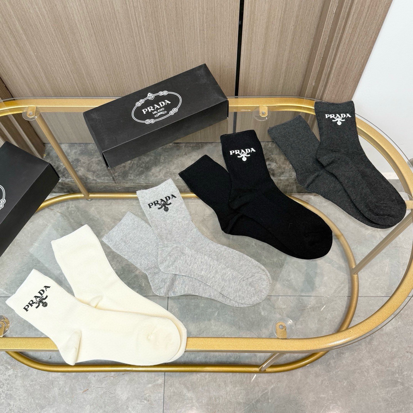 配包装【一盒四双】PRADA 普拉达高版本 ～好看到爆炸 PRADA 袜子。双针烫印中筒袜，超精致。。潮
