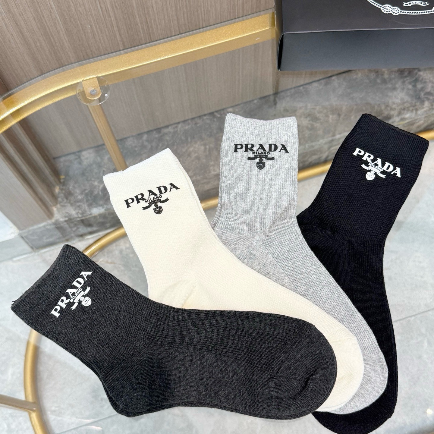 配包装【一盒四双】PRADA 普拉达高版本 ～好看到爆炸 PRADA 袜子。双针烫印中筒袜，超精致。。潮