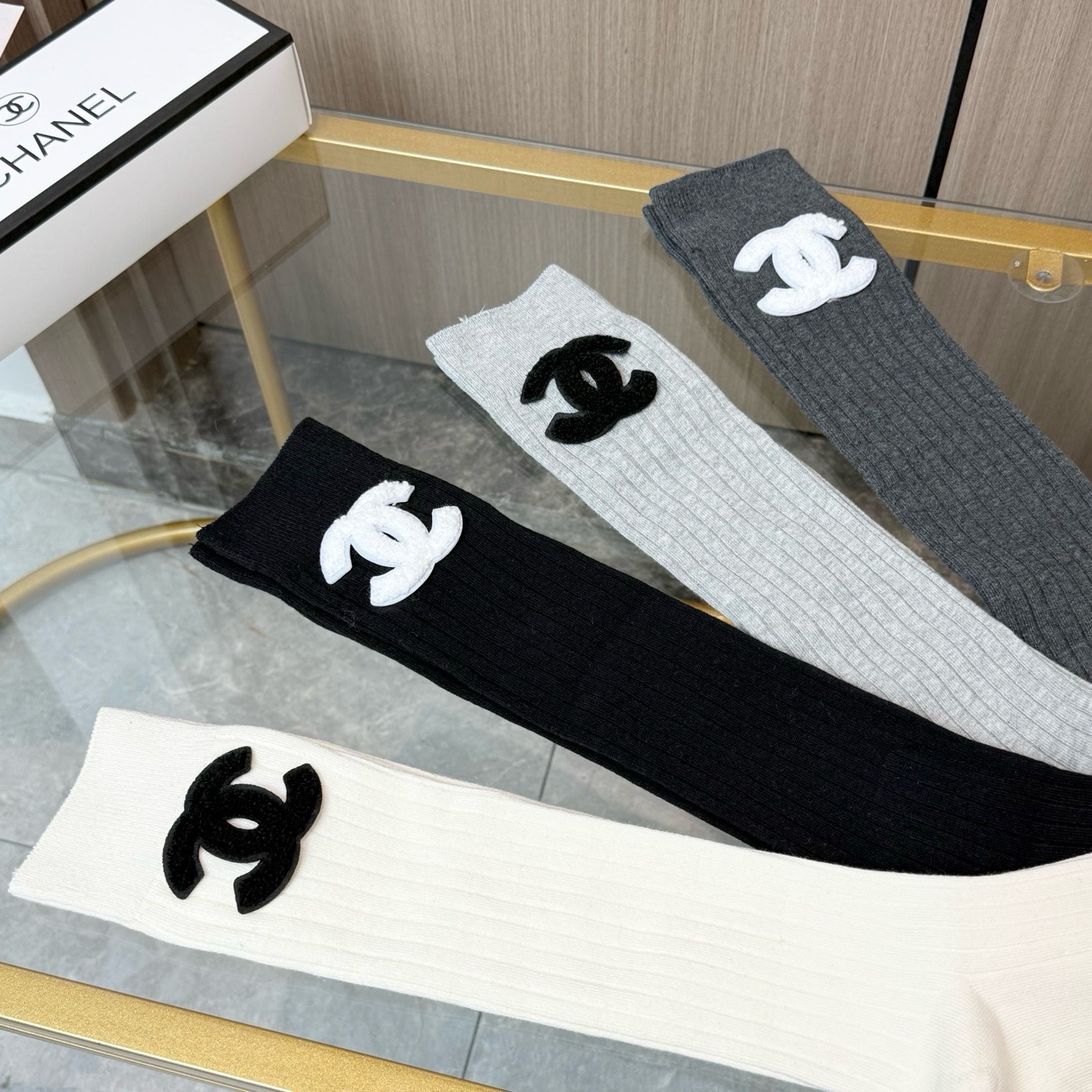 配包装【一盒四双】CHANEL · 香奈儿❗️超级爆款网红袜子❗️CHANEL官网同步字母小腿袜，ins