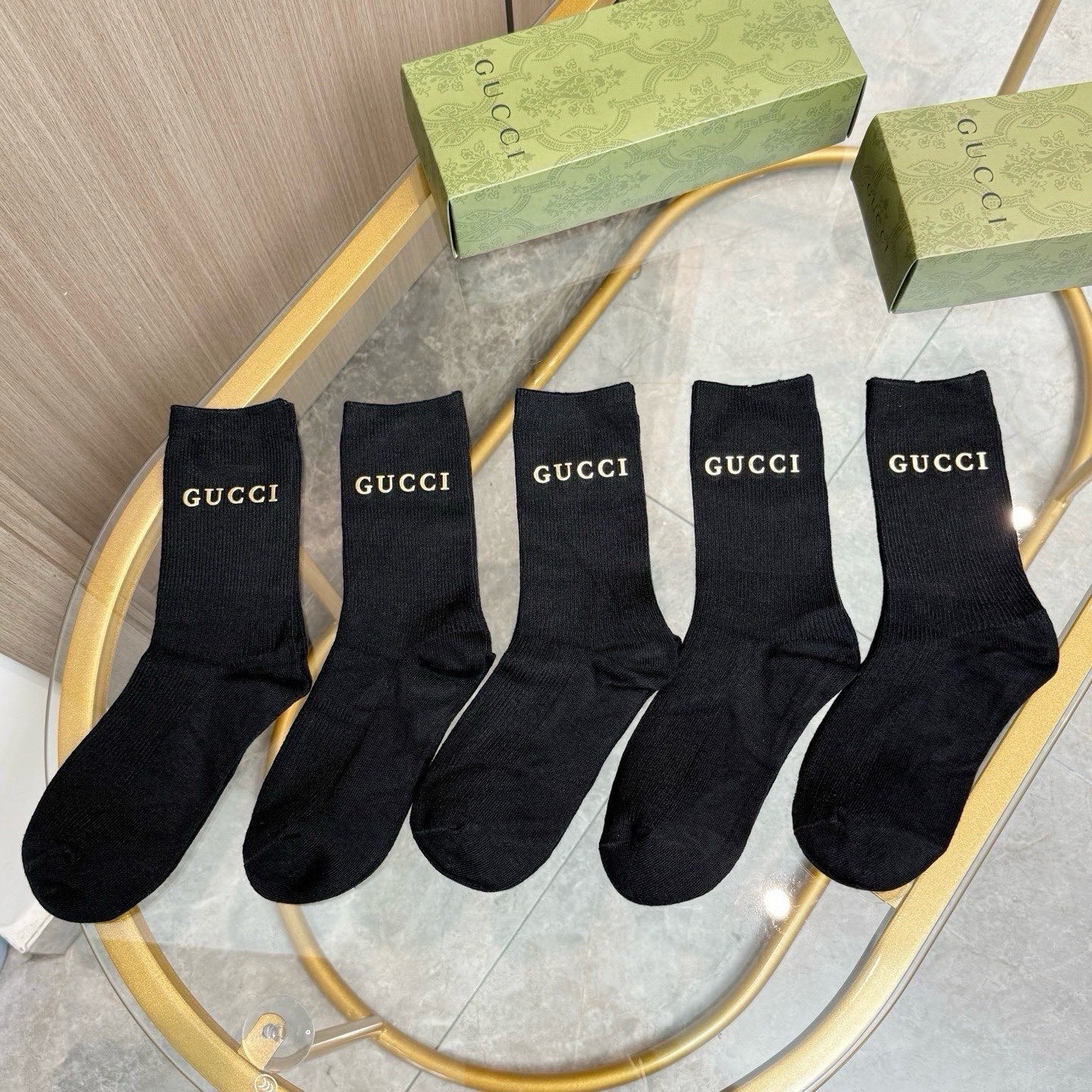 配包装【一盒五双】GUCCI 古奇高版本 ～好看到爆炸 GUCCI 袜子。双针烫印羊绒中筒袜，超软糯。。