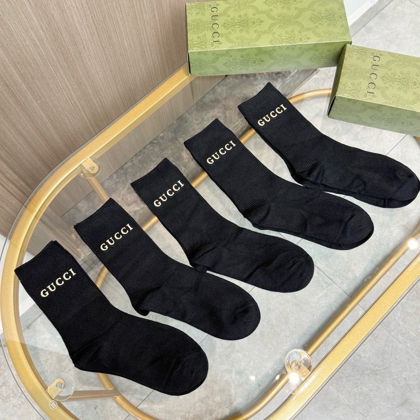 配包装【一盒五双】GUCCI 古奇高版本 ～好看到爆炸 GUCCI 袜子。双针烫印羊绒中筒袜，超软糯。。