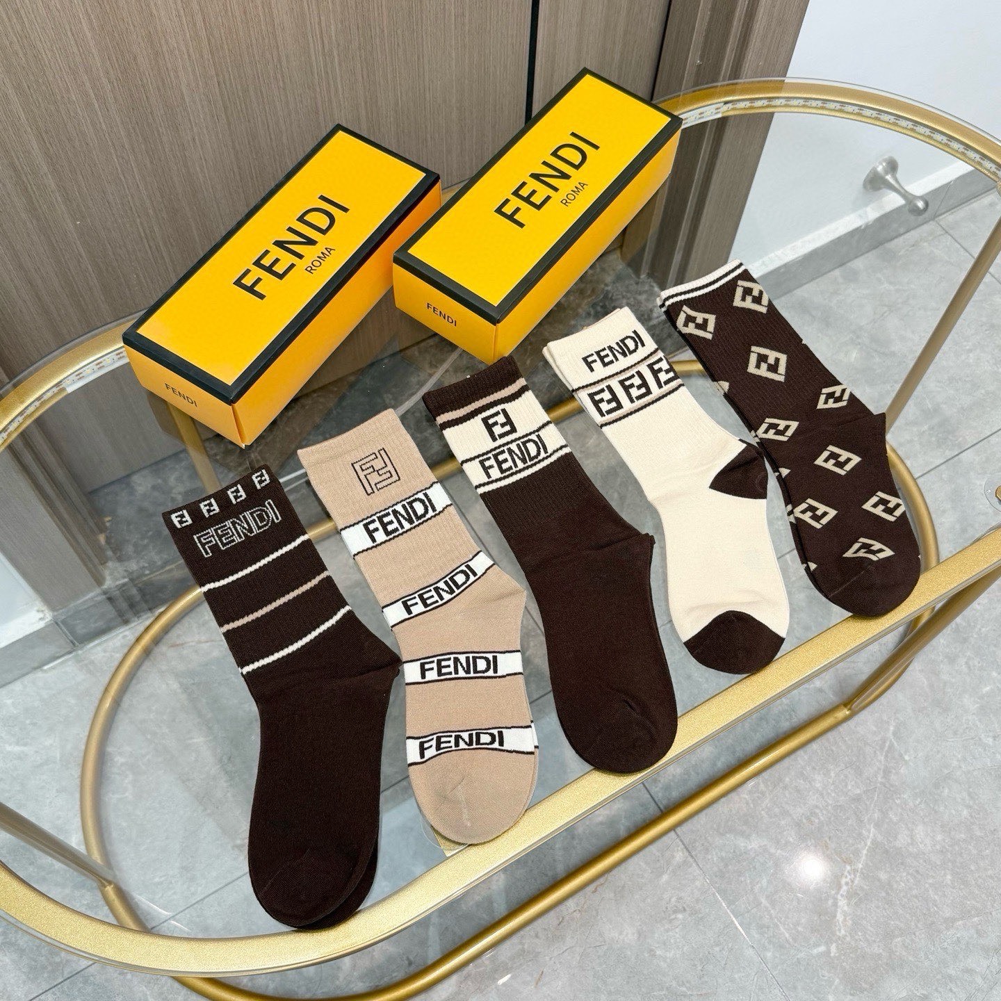 配包装【一盒五双】FENDI · 芬迪❗️大F新品高筒袜子❗️超级经典的双F标志，纯棉材质制造，透气舒适