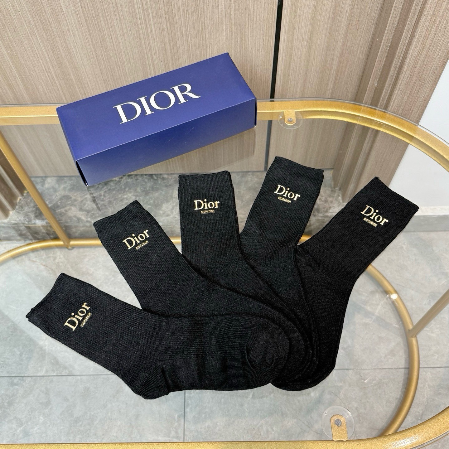 配包装【一盒五双】DIOR 迪奥高版本 ～好看到爆炸 DIOR 袜子。双针烫印羊绒中筒袜，超软糯。。潮人