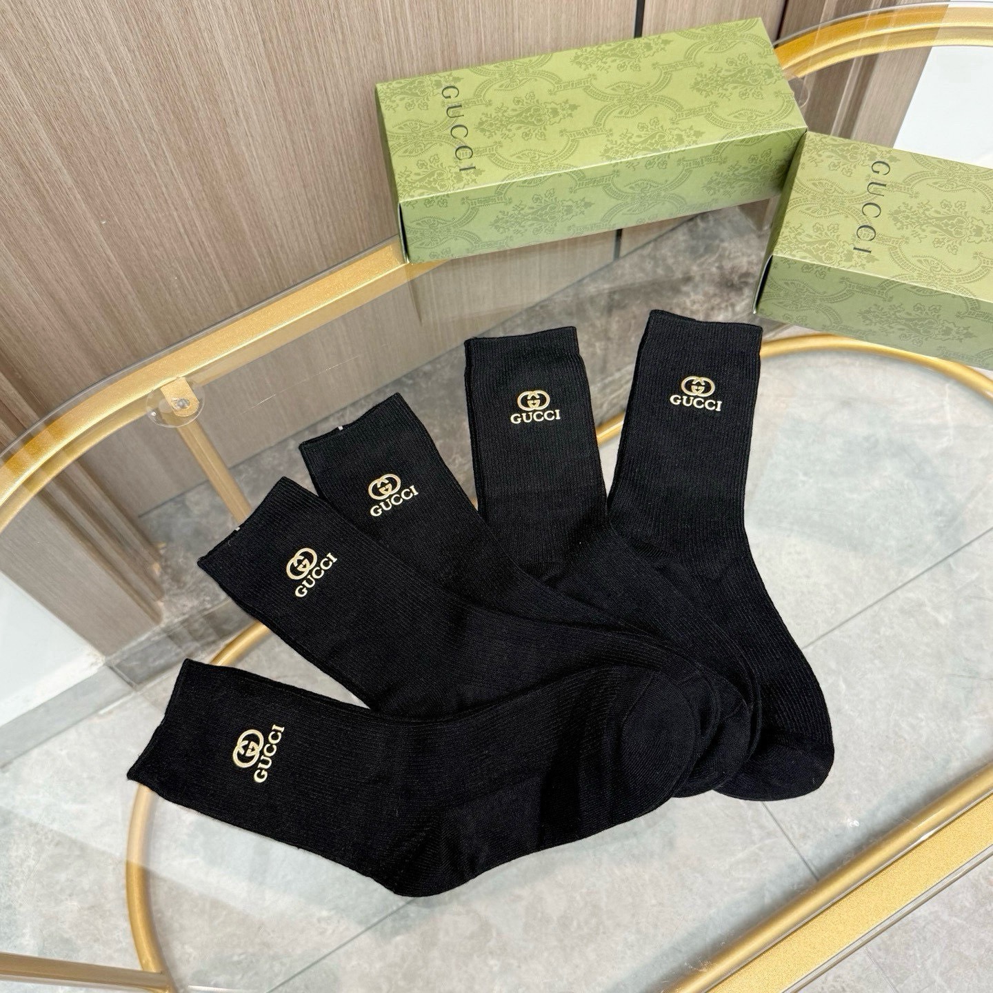 配包装【一盒五双】GUCCI 古奇高版本 ～好看到爆炸 GUCCI 袜子。双针烫印羊绒中筒袜，超软糯。。