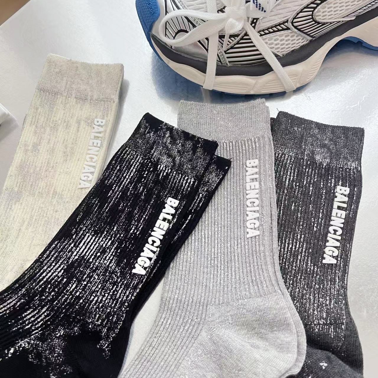 配包装【一盒四双】BALENCIAGA · 巴黎世家 ❗️超级爆款网红袜子 巴黎家官网同步硅胶字母小腿袜