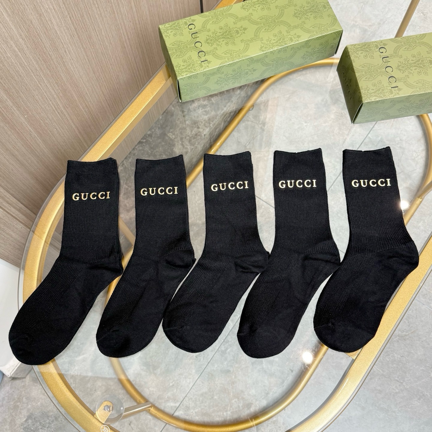 配包装【一盒五双】GUCCI 古奇高版本 ～好看到爆炸 GUCCI 袜子。双针烫印羊绒中筒袜，超软糯。。