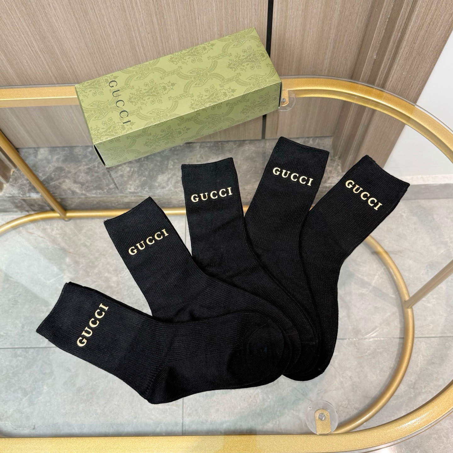 配包装【一盒五双】GUCCI 古奇高版本 ～好看到爆炸 GUCCI 袜子。双针烫印羊绒中筒袜，超软糯。。