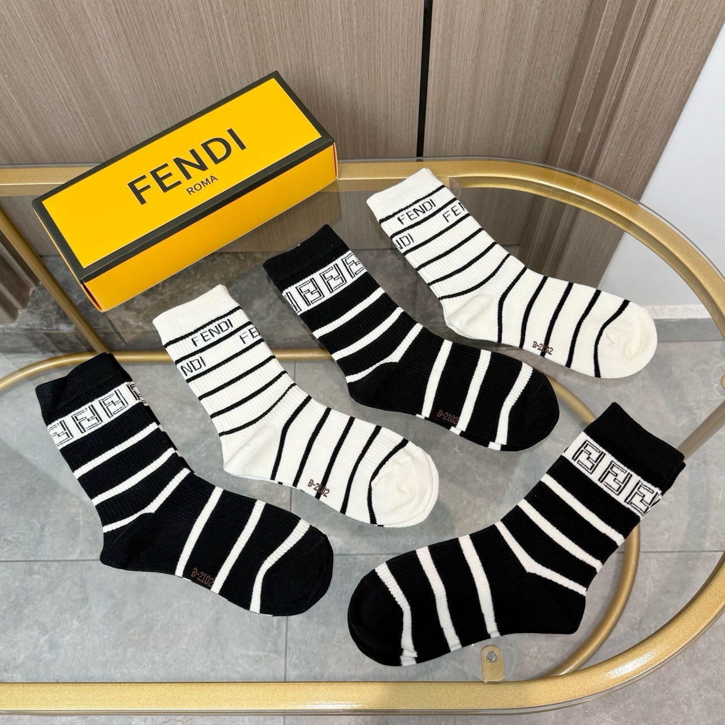 配包装【一盒五双】FENDI · 芬迪❗️大F新品高筒袜子❗️超级经典的双F标志，纯棉材质制造，透气舒适