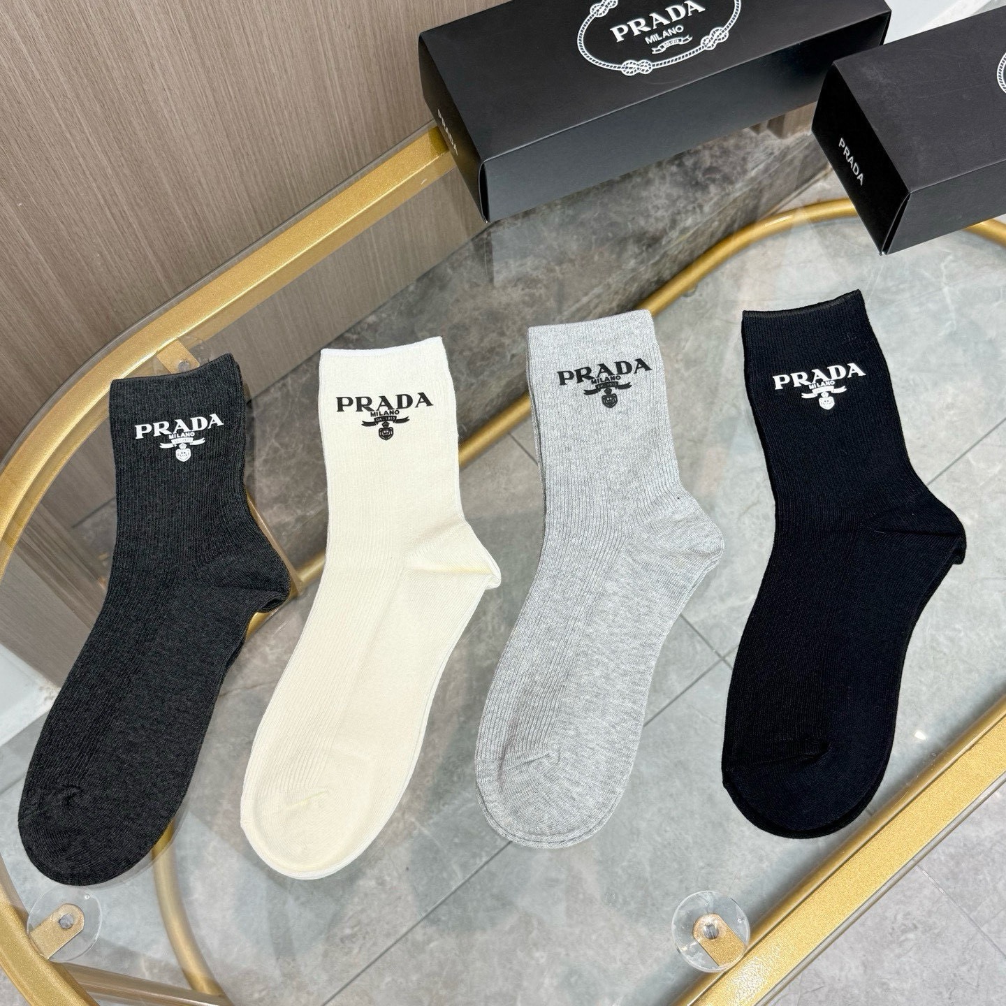 配包装【一盒四双】PRADA 普拉达高版本 ～好看到爆炸 PRADA 袜子。双针烫印中筒袜，超精致。。潮