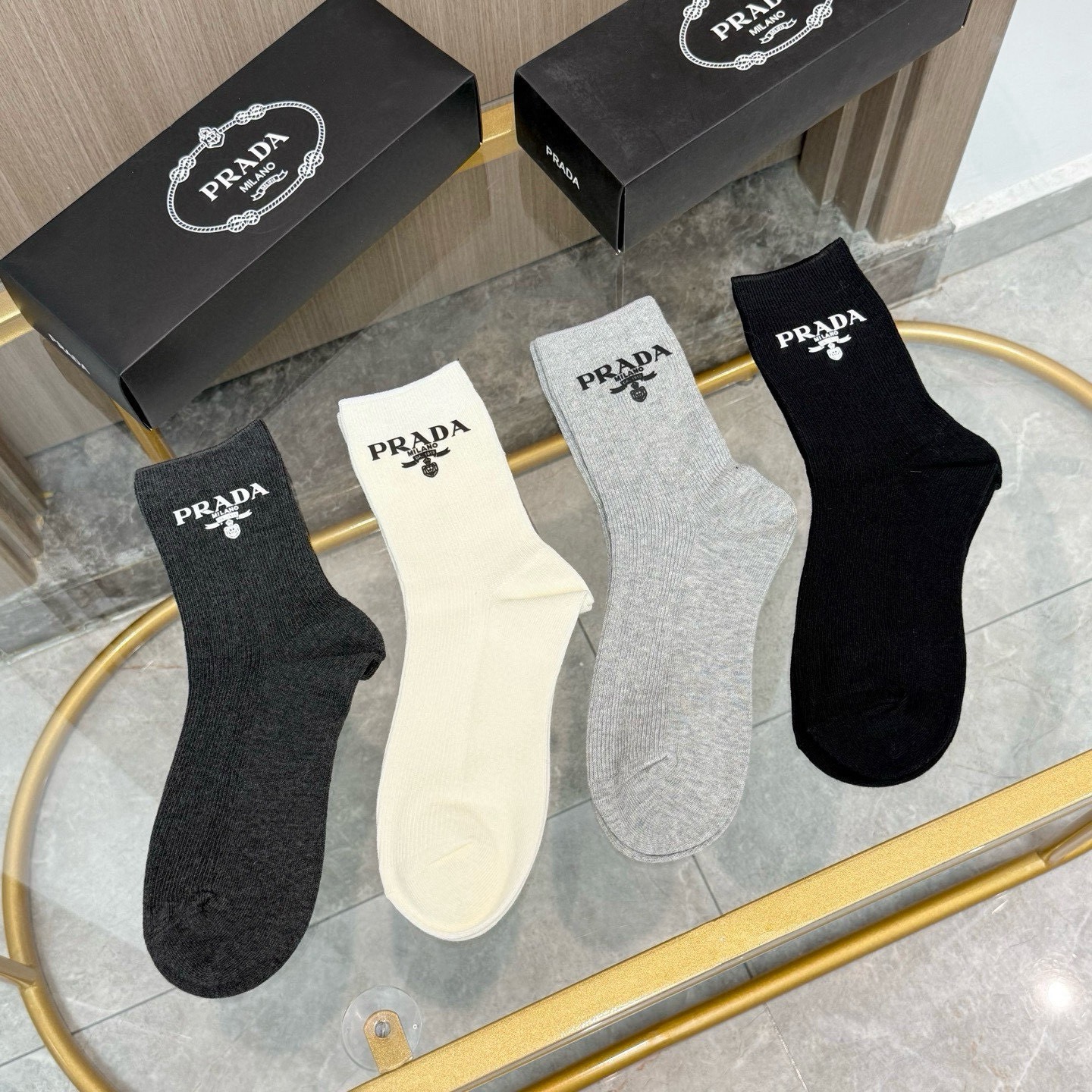 配包装【一盒四双】PRADA 普拉达高版本 ～好看到爆炸 PRADA 袜子。双针烫印中筒袜，超精致。。潮