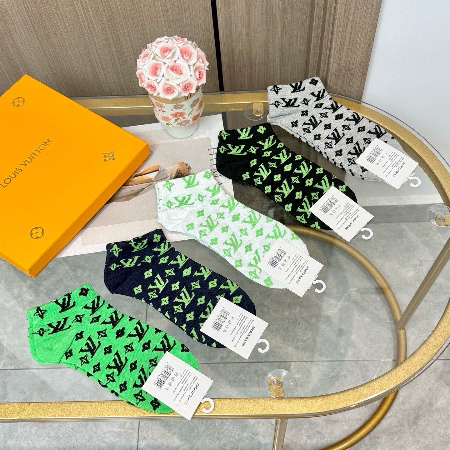 配包装【一盒五双】🌟LV 路易威登 爆款 船袜🌟高版本 ～好看到爆炸 欧美大牌船袜。男女款🌟潮人必不能少