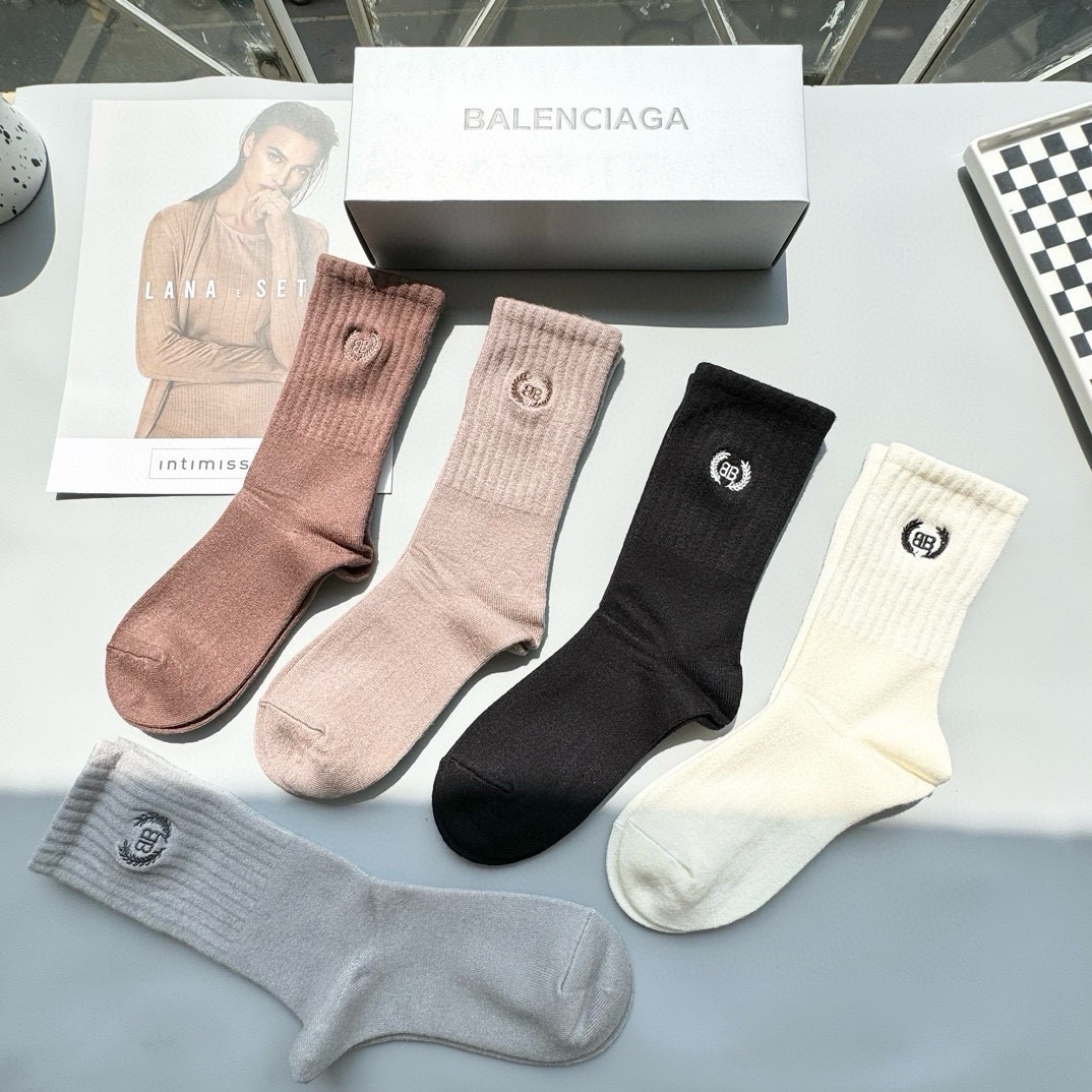 配包装【一盒五双】 BALENCIACA 巴黎世家 高版本 ～好看到爆炸双 B 袜子。羊绒袜，超软糯。。