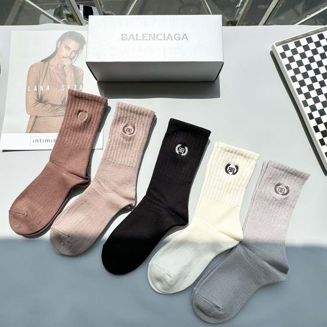 配包装【一盒五双】 BALENCIACA 巴黎世家 高版本 ～好看到爆炸双 B 袜子。羊绒袜，超软糯。。