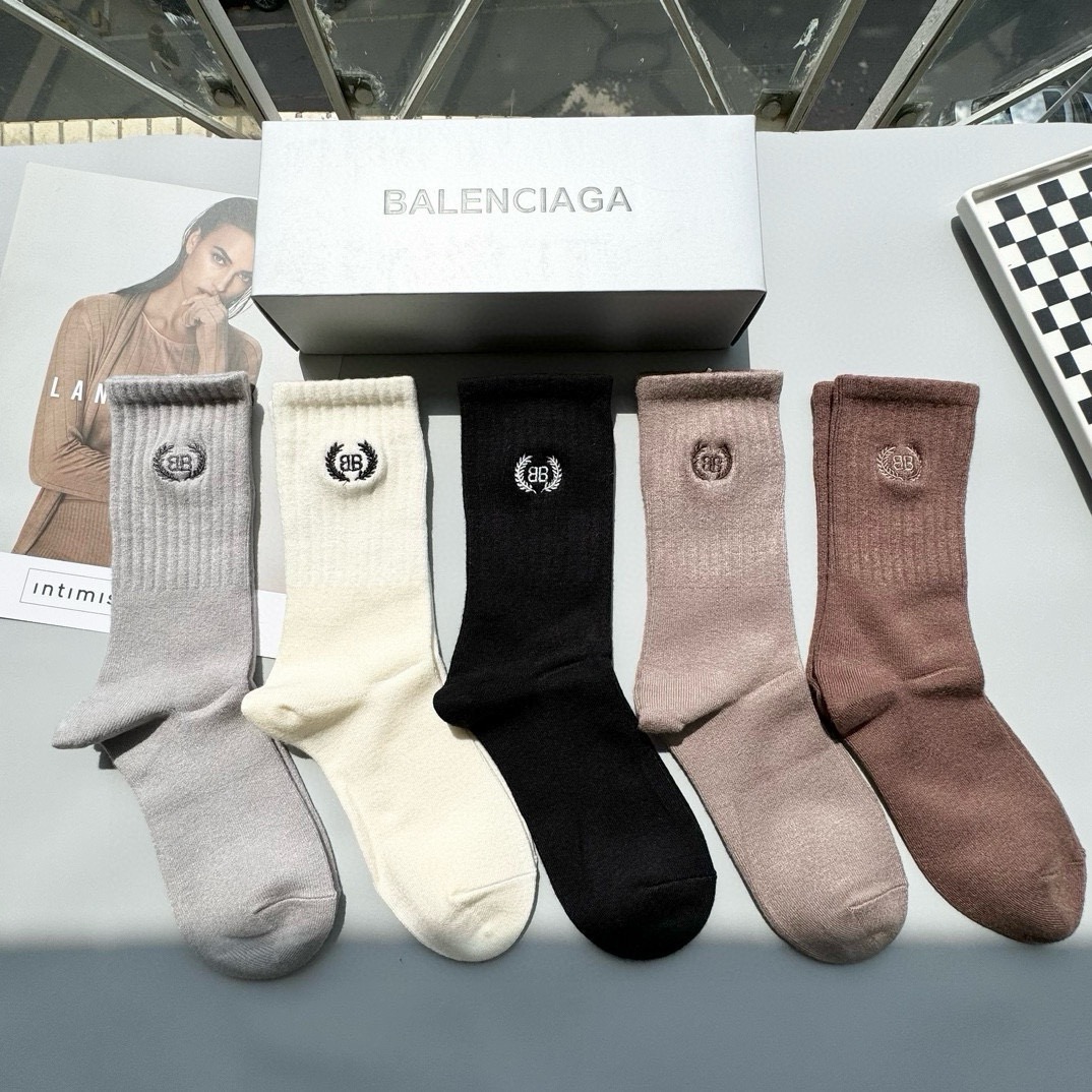 配包装【一盒五双】 BALENCIACA 巴黎世家 高版本 ～好看到爆炸双 B 袜子。羊绒袜，超软糯。。