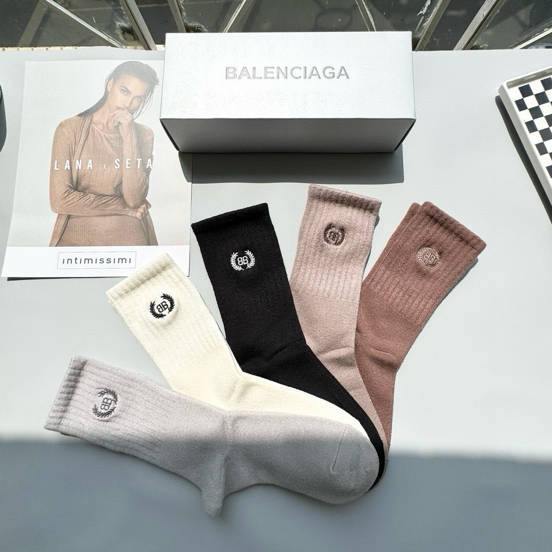 配包装【一盒五双】 BALENCIACA 巴黎世家 高版本 ～好看到爆炸双 B 袜子。羊绒袜，超软糯。。