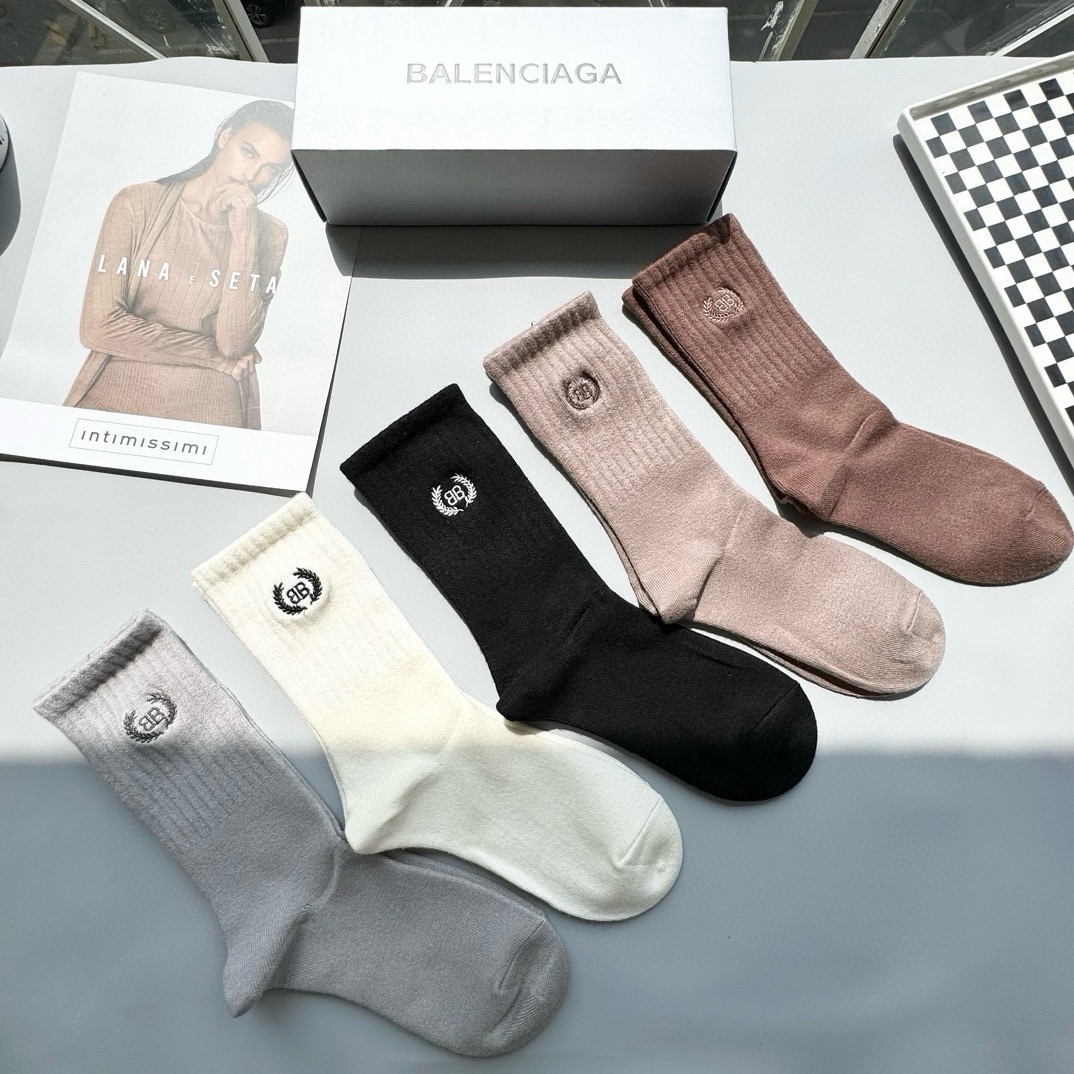配包装【一盒五双】 BALENCIACA 巴黎世家 高版本 ～好看到爆炸双 B 袜子。羊绒袜，超软糯。。