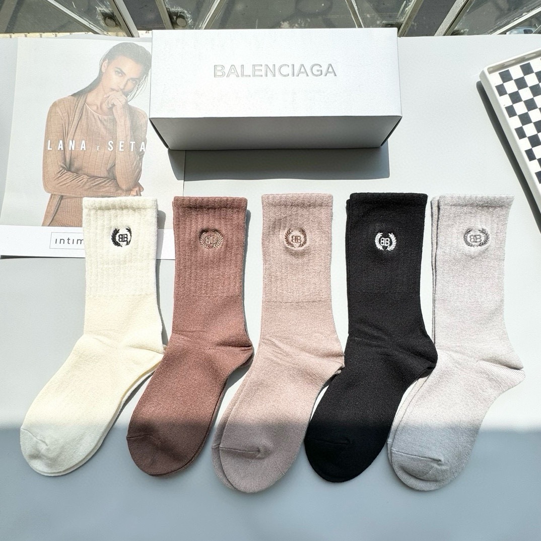 配包装【一盒五双】 BALENCIACA 巴黎世家 高版本 ～好看到爆炸双 B 袜子。羊绒袜，超软糯。。