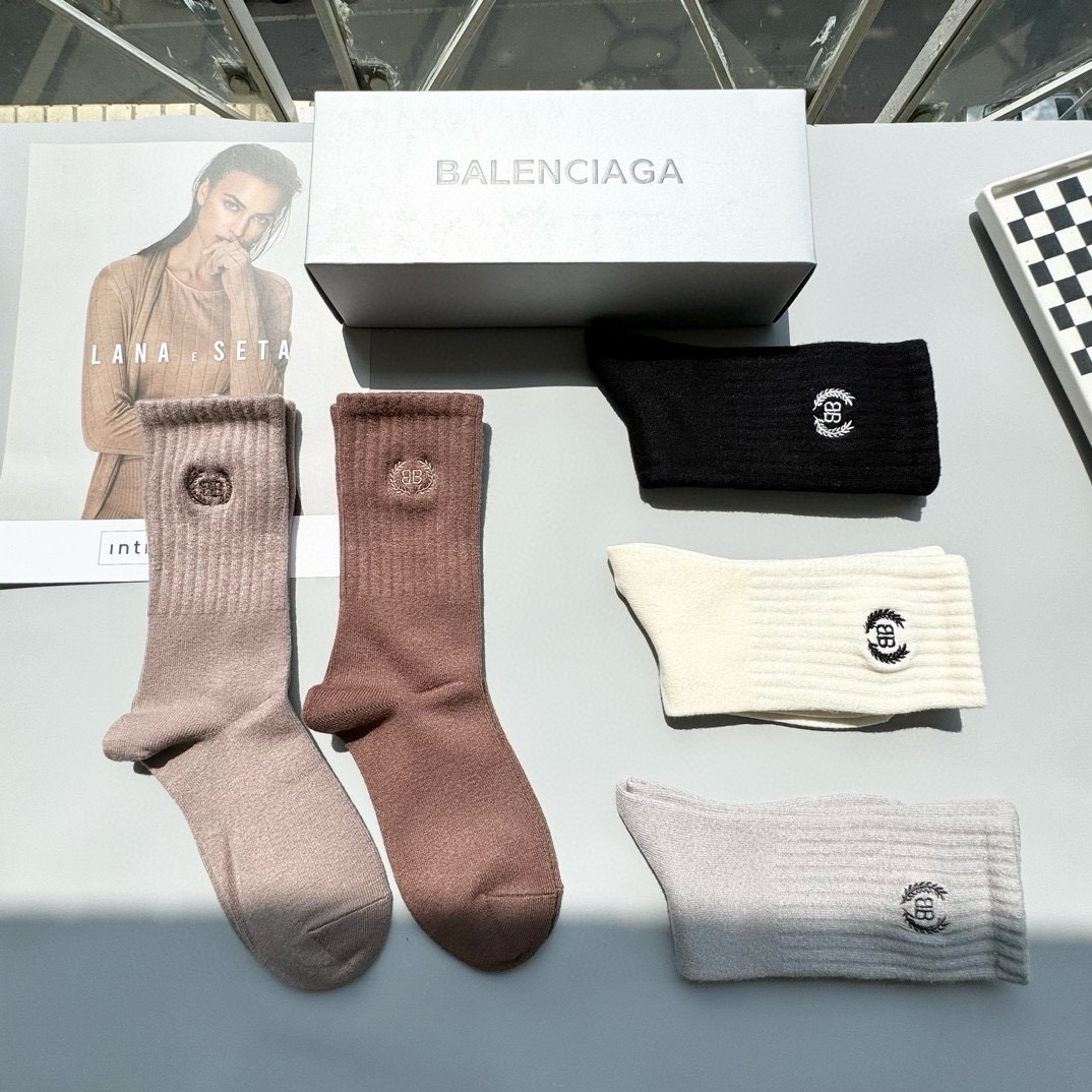 配包装【一盒五双】 BALENCIACA 巴黎世家 高版本 ～好看到爆炸双 B 袜子。羊绒袜，超软糯。。