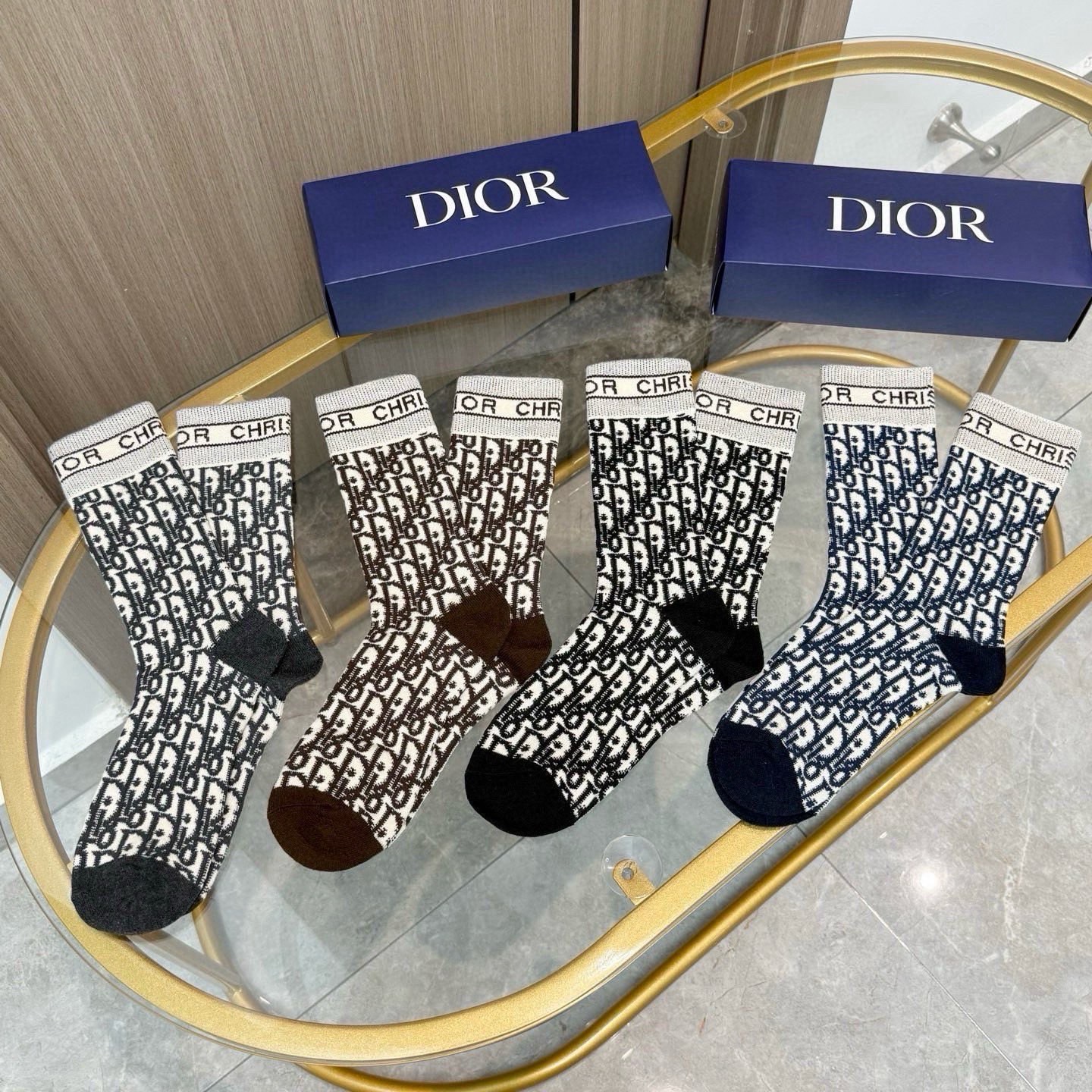 配包装【一盒四双】DIOR 迪奥高版本 ～好看到爆炸 Dior 袜子。羊绒袜，超软糯。。潮人必不能少的 