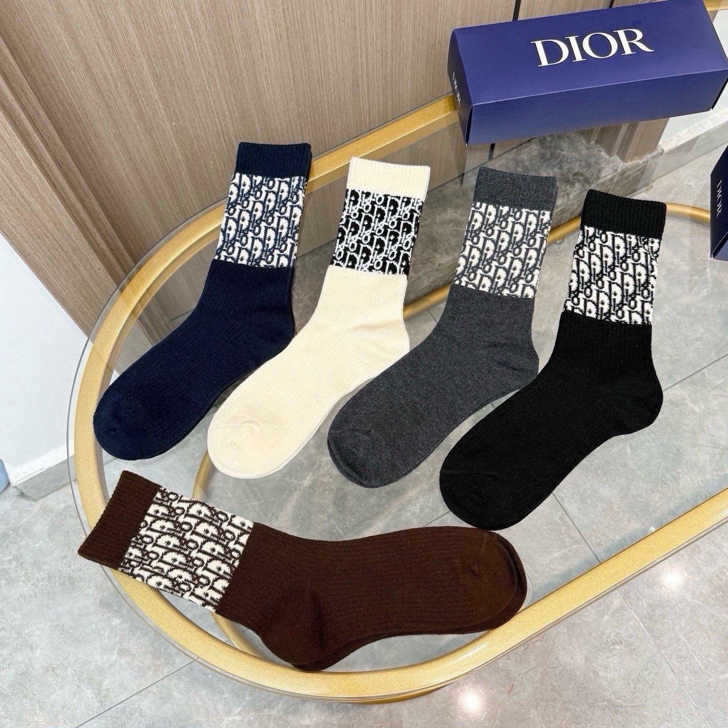 配包装【一盒五双】DIOR 迪奥高版本 ～好看到爆炸 Dior 袜子。提花羊绒袜，超软糯。。潮人必不能少