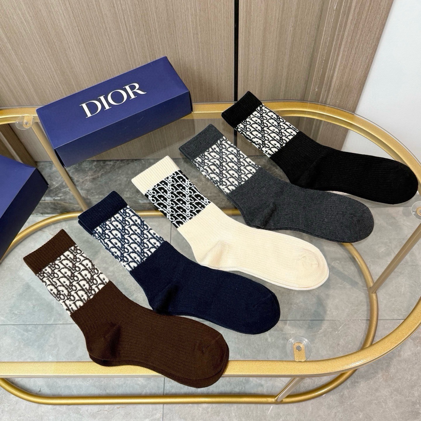 配包装【一盒五双】DIOR 迪奥高版本 ～好看到爆炸 Dior 袜子。提花羊绒袜，超软糯。。潮人必不能少