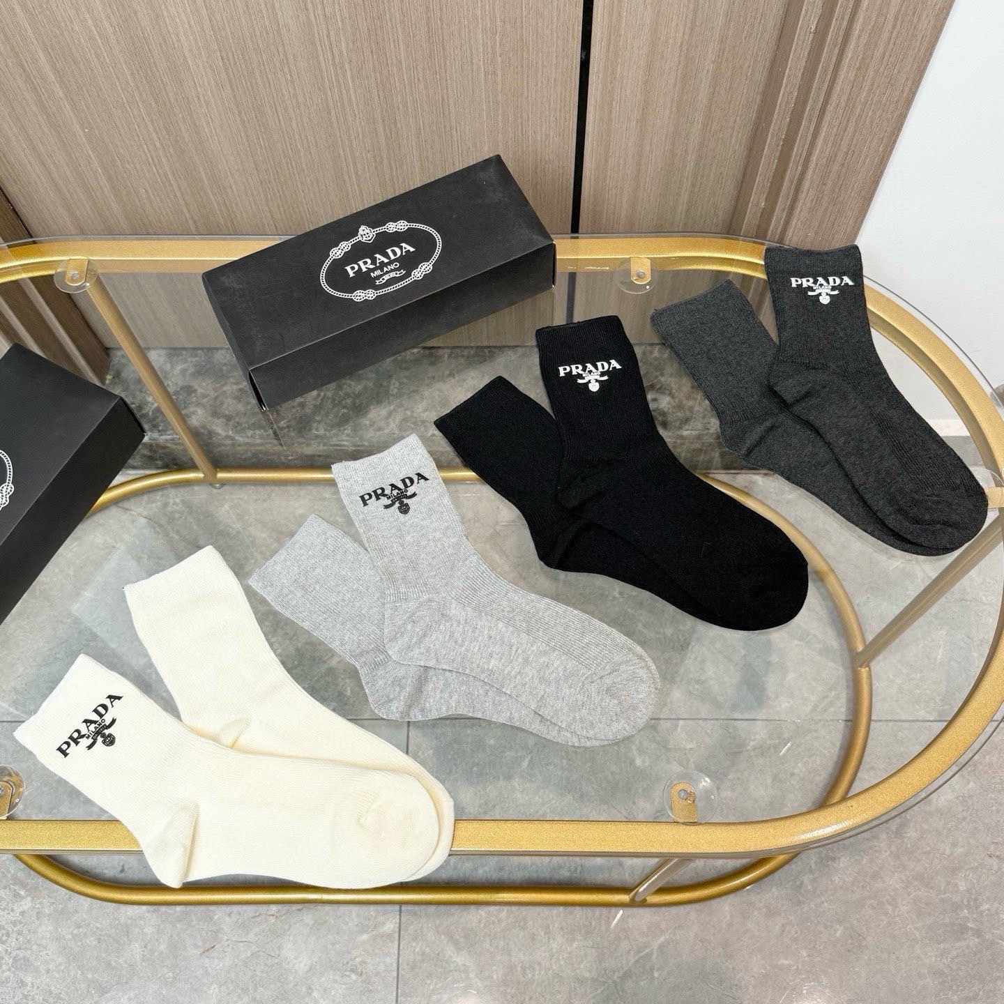 配包装【一盒四双】PRADA 普拉达高版本 ～好看到爆炸 PRADA 袜子。双针烫印中筒袜，超精致。。潮