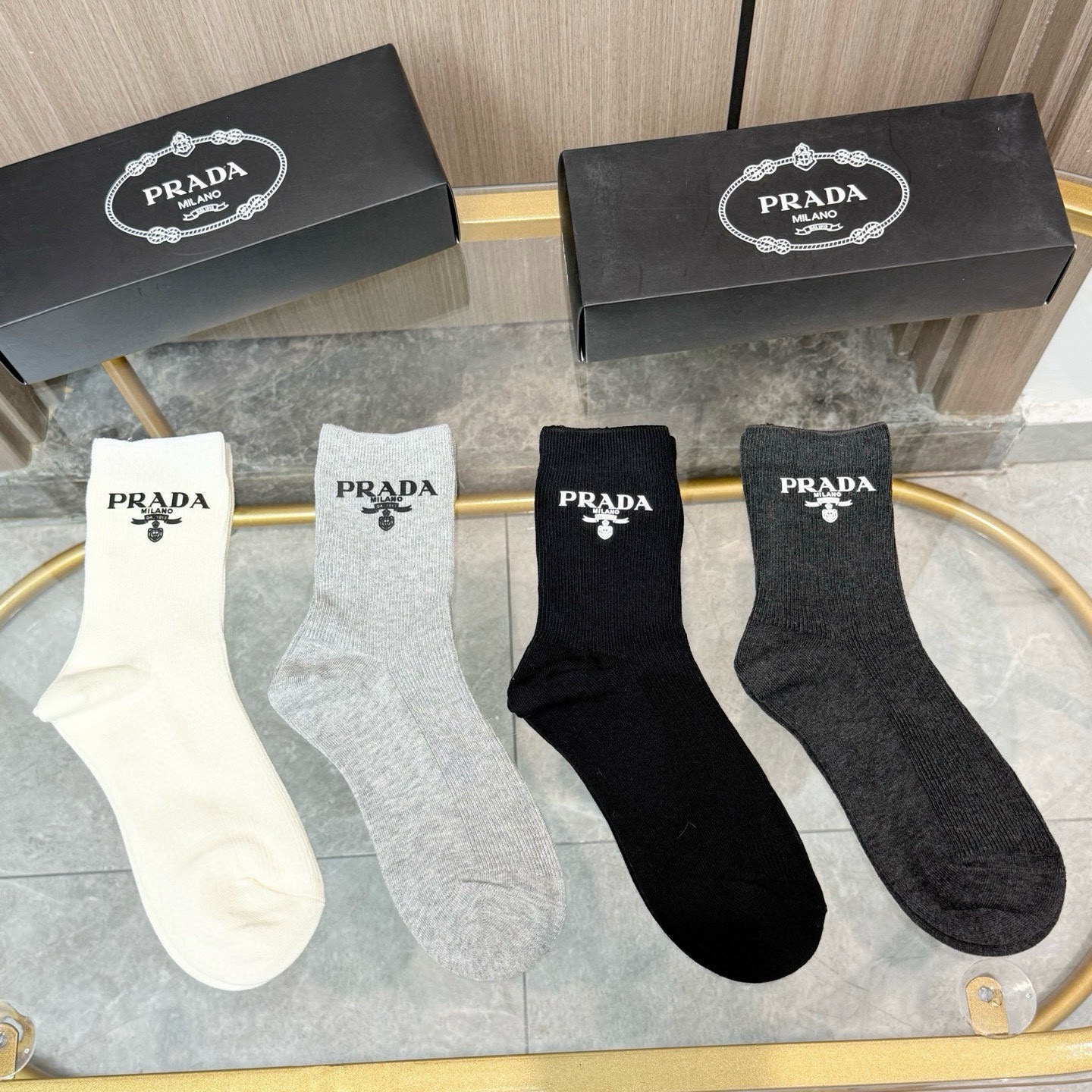 配包装【一盒四双】PRADA 普拉达高版本 ～好看到爆炸 PRADA 袜子。双针烫印中筒袜，超精致。。潮
