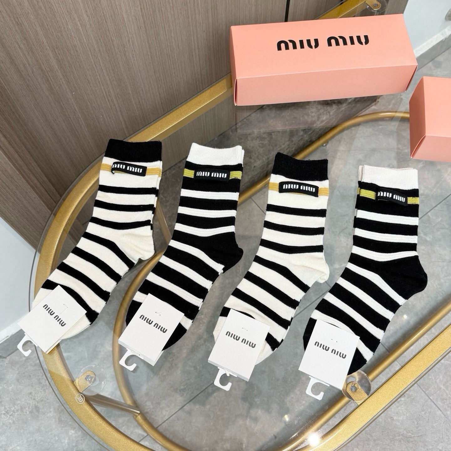 配包装【一盒四双】miumiu · 缪缪❗️高品质。超级爆款网红袜子❗️miu家官网同步饰品字母中筒袜，