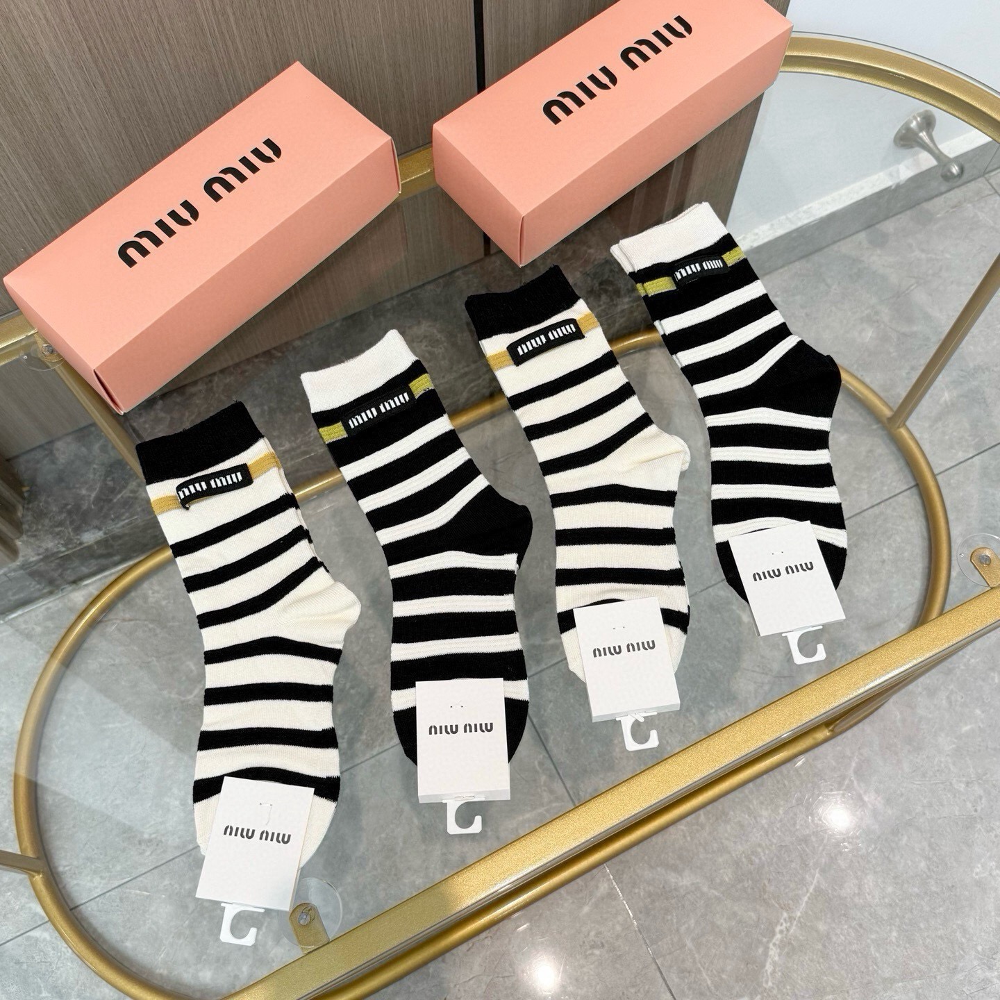 配包装【一盒四双】miumiu · 缪缪❗️高品质。超级爆款网红袜子❗️miu家官网同步饰品字母中筒袜，