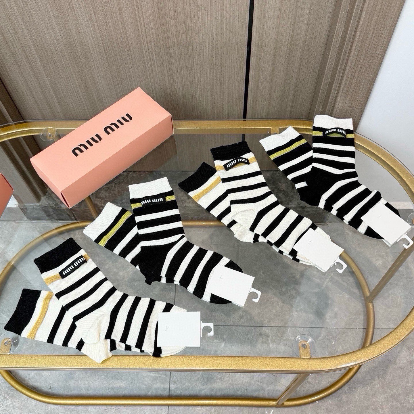 配包装【一盒四双】miumiu · 缪缪❗️高品质。超级爆款网红袜子❗️miu家官网同步饰品字母中筒袜，