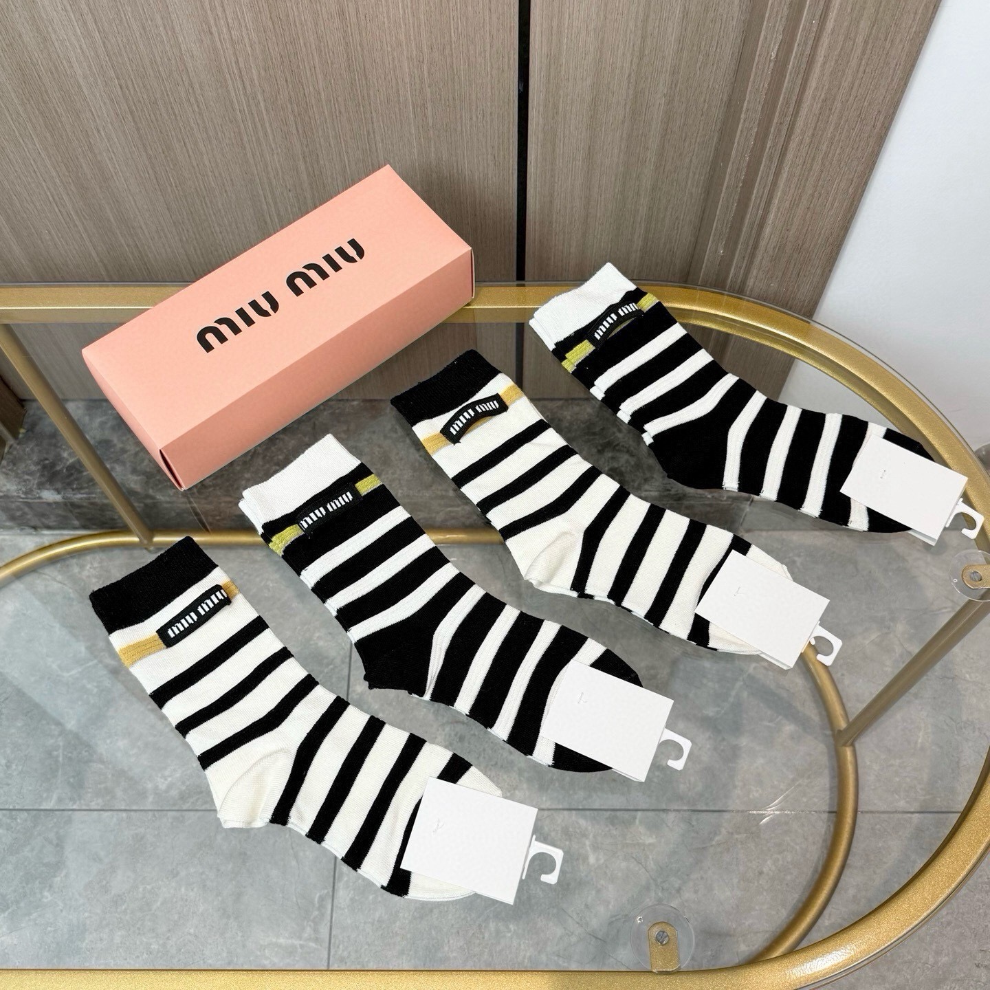 配包装【一盒四双】miumiu · 缪缪❗️高品质。超级爆款网红袜子❗️miu家官网同步饰品字母中筒袜，