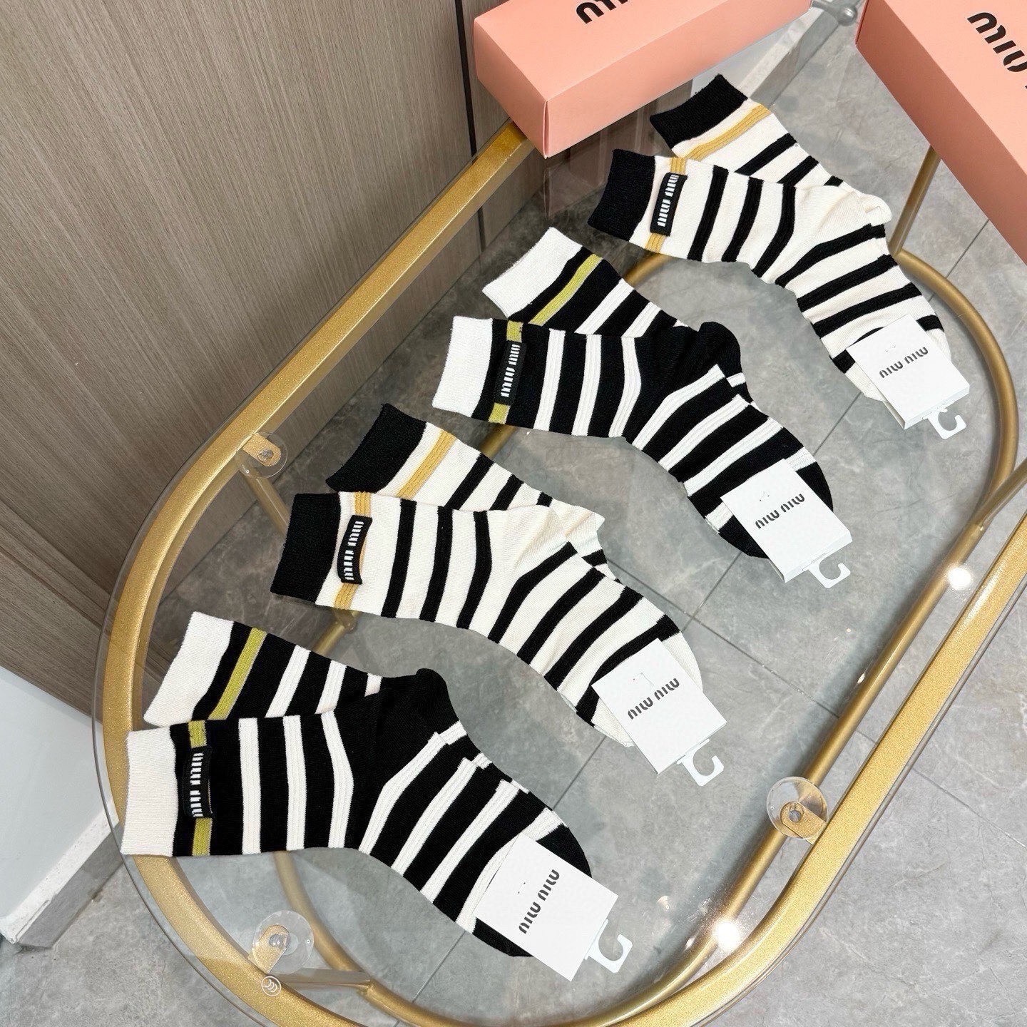 配包装【一盒四双】miumiu · 缪缪❗️高品质。超级爆款网红袜子❗️miu家官网同步饰品字母中筒袜，