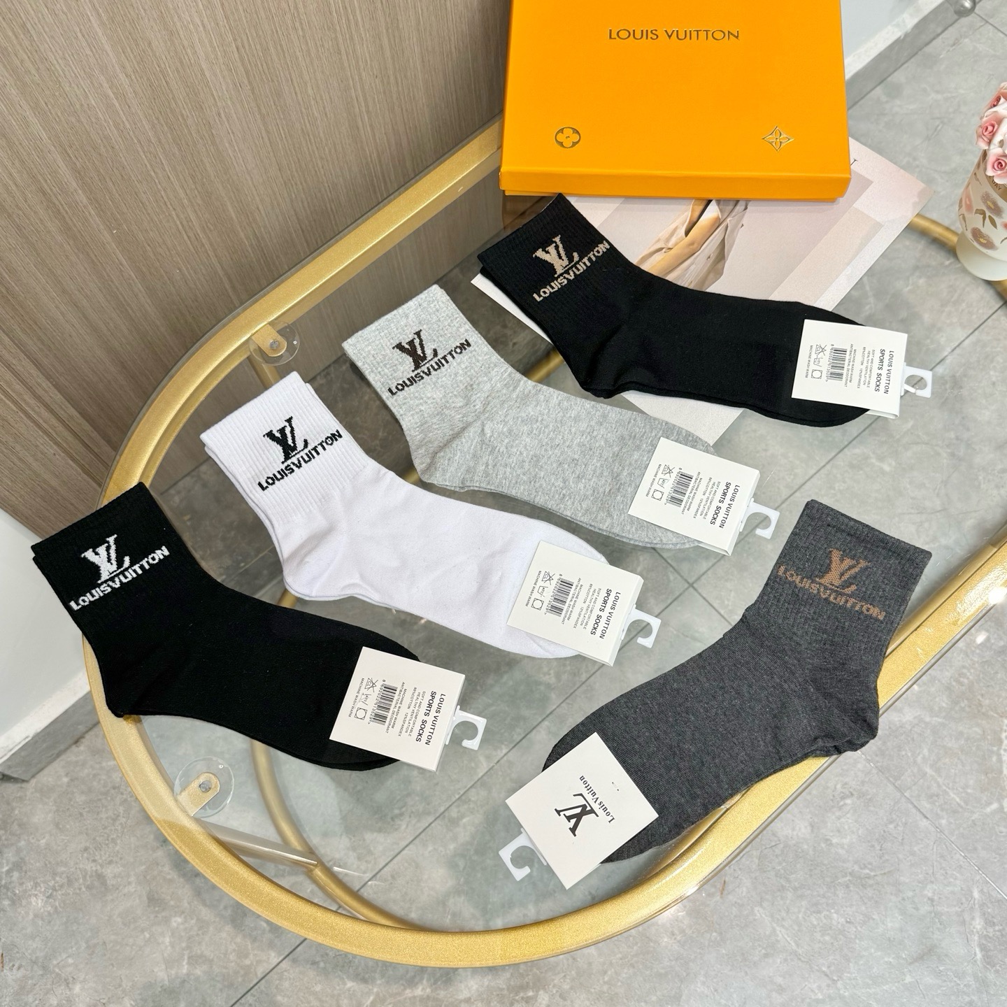 配包装【一盒五双】🌟LV 路易威登 爆款 中筒袜🌟高版本 ～好看到爆炸 欧美大牌中筒袜。🌟潮人必不能少的