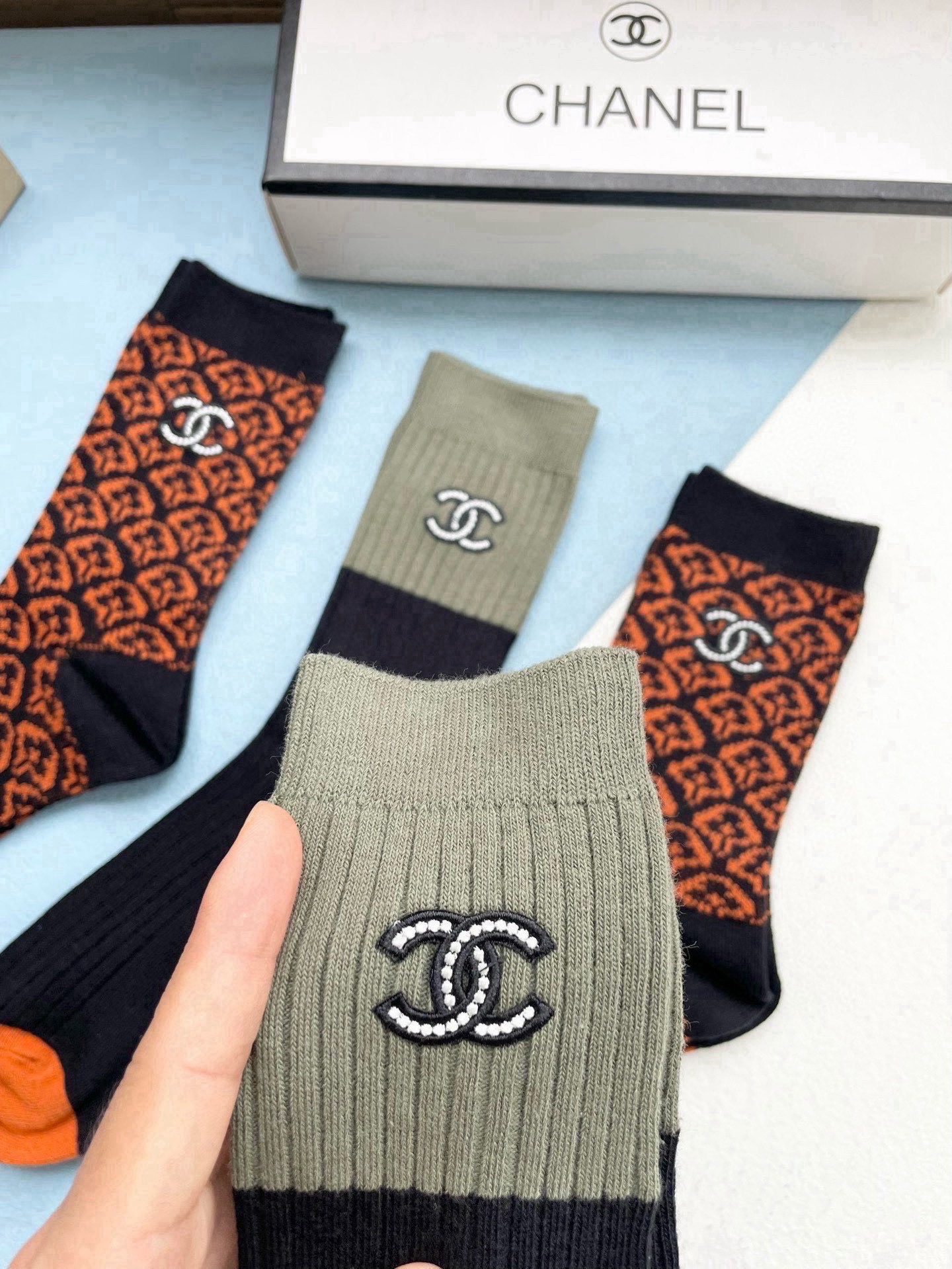 配包装【一盒四双】CHANEL · 香奈儿❗️高品质。超级爆款网红袜子❗️小香家官网同步饰品字母中筒袜，