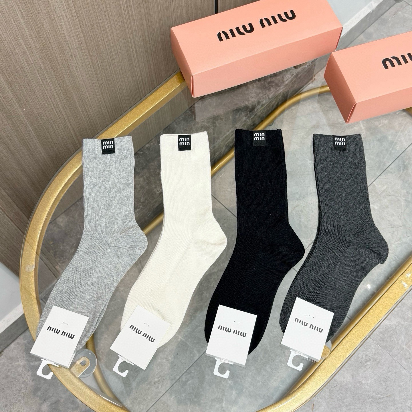 配包装【一盒四双】MIUMIU 缪缪高版本 ～好看到爆炸 MIUMIU 袜子。双针烫印中筒袜，超精致。。潮人必不能少的 
