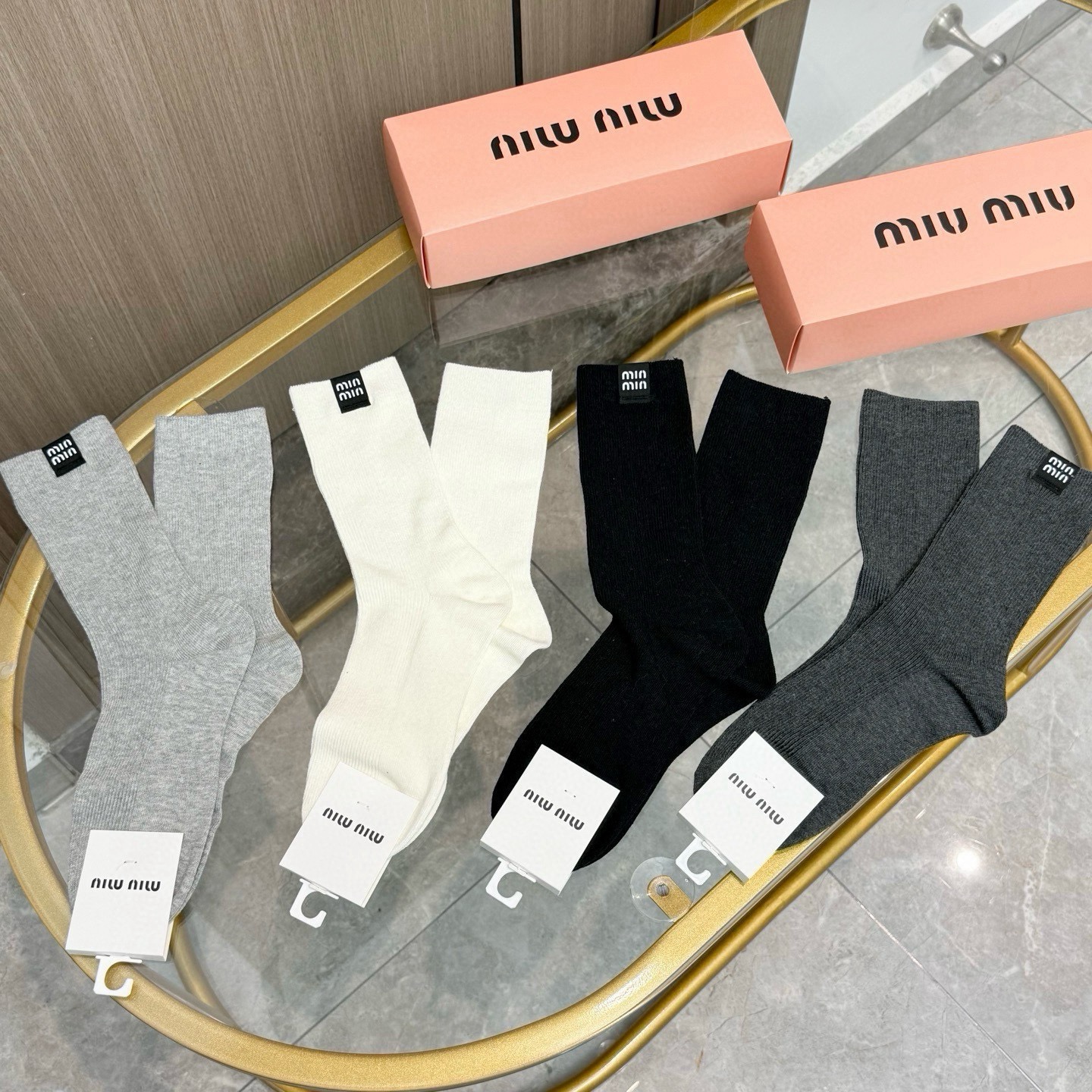 配包装【一盒四双】MIUMIU 缪缪高版本 ～好看到爆炸 MIUMIU 袜子。双针烫印中筒袜，超精致。。潮人必不能少的 