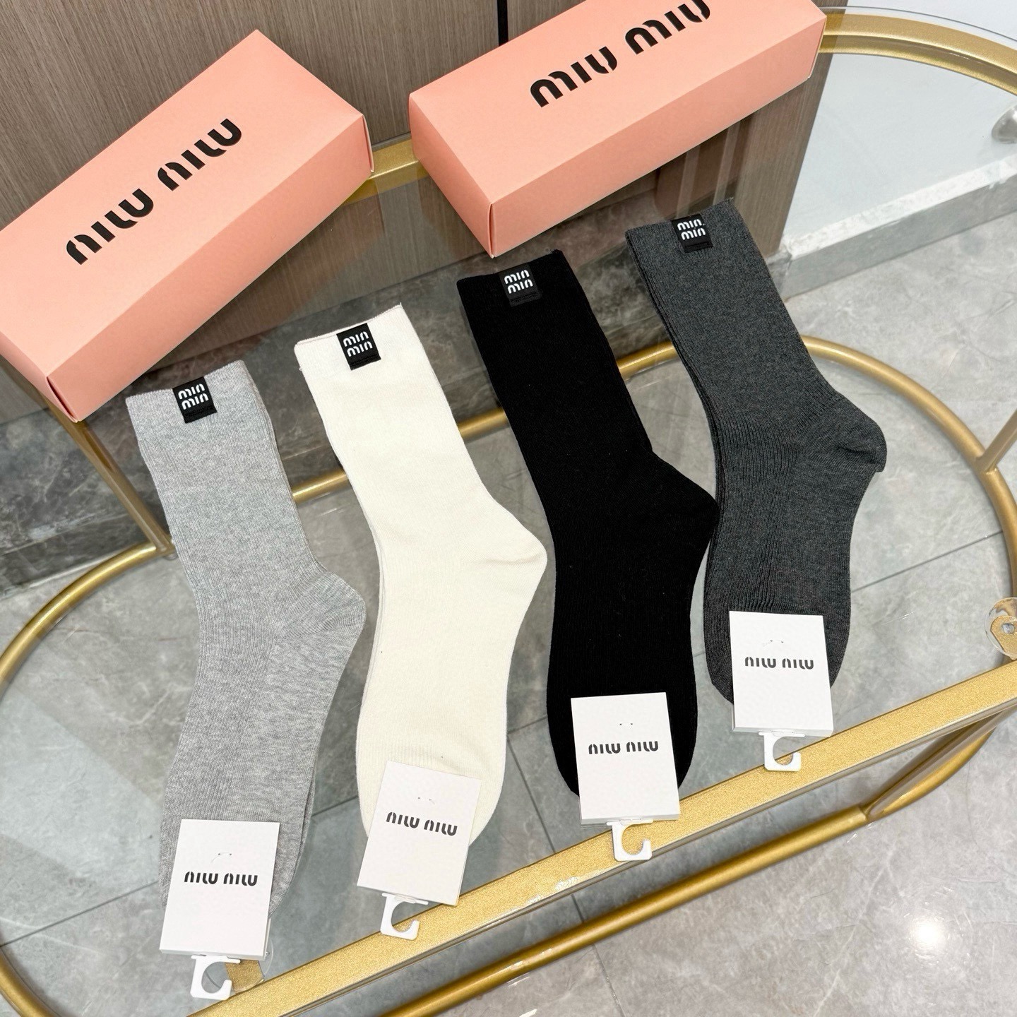 配包装【一盒四双】MIUMIU 缪缪高版本 ～好看到爆炸 MIUMIU 袜子。双针烫印中筒袜，超精致。。潮人必不能少的 