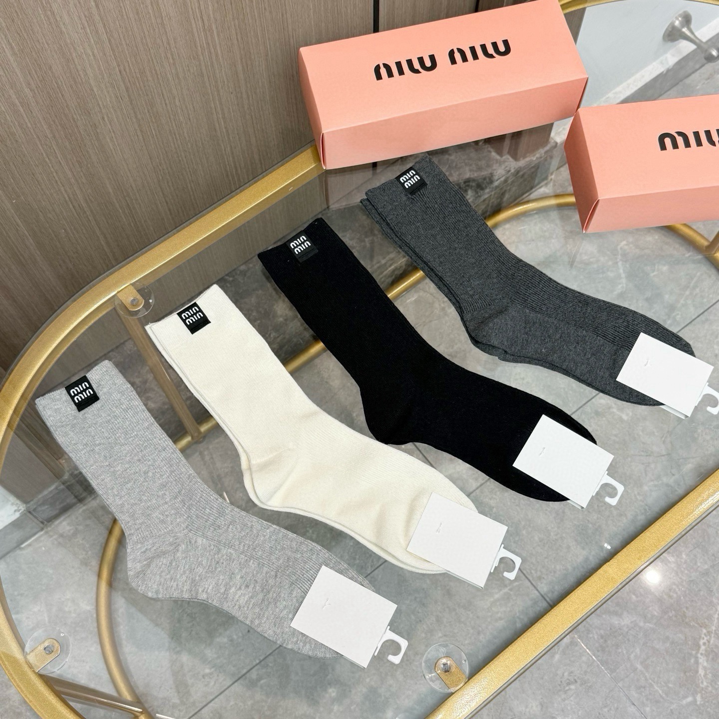 配包装【一盒四双】MIUMIU 缪缪高版本 ～好看到爆炸 MIUMIU 袜子。双针烫印中筒袜，超精致。。潮人必不能少的 