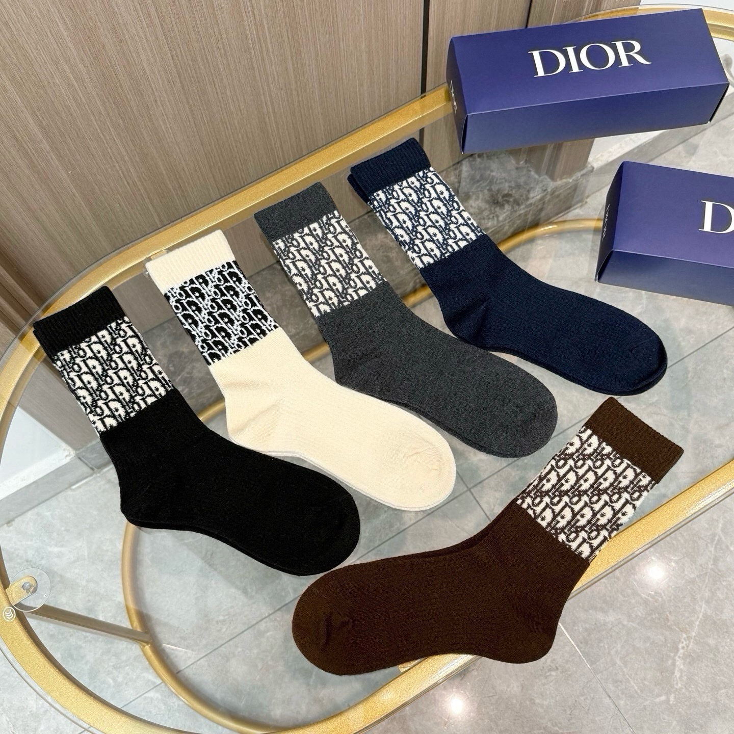 配包装【一盒五双】DIOR 迪奥高版本 ～好看到爆炸 Dior 袜子。提花羊绒袜，超软糯。。潮人必不能少的 Dior 专