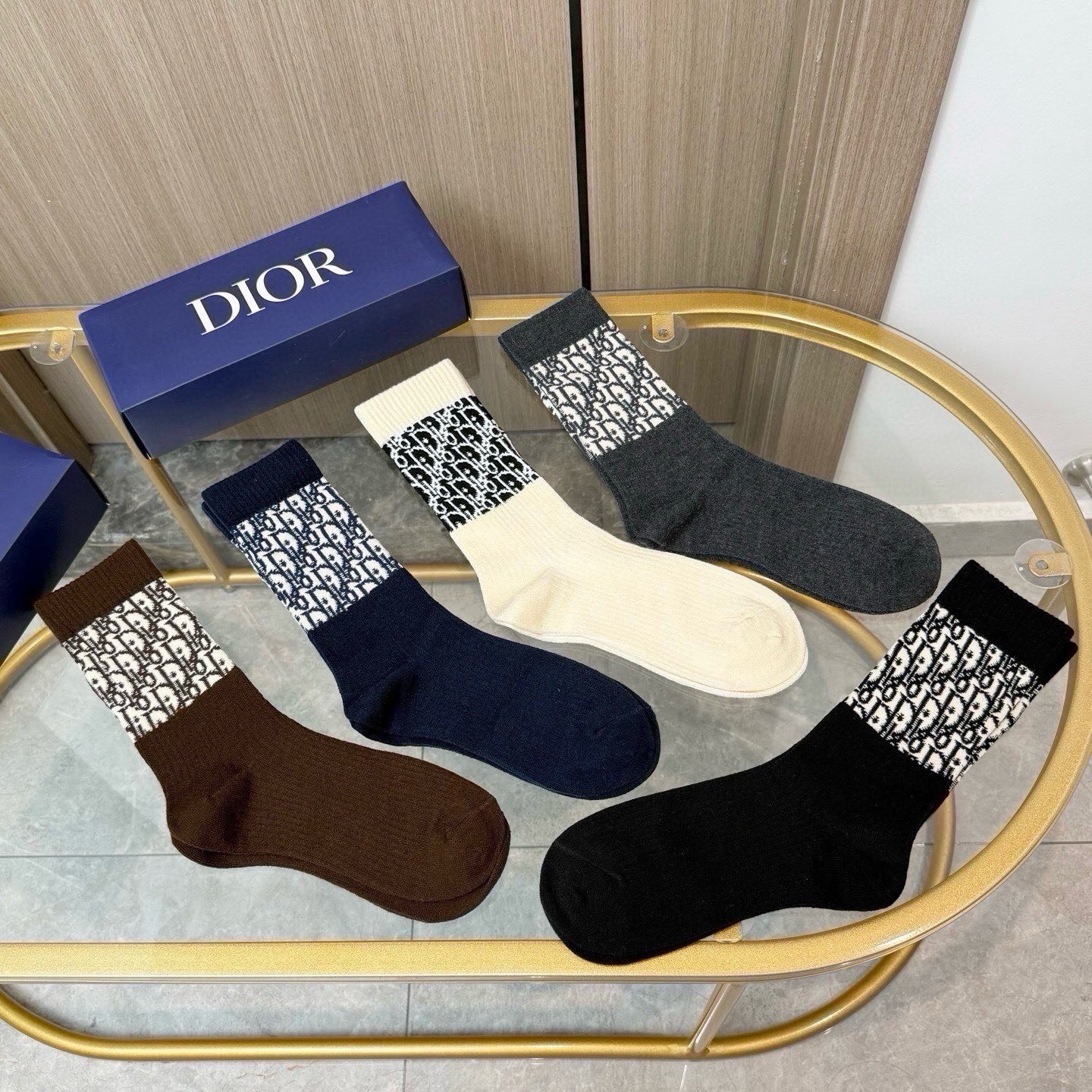 配包装【一盒五双】DIOR 迪奥高版本 ～好看到爆炸 Dior 袜子。提花羊绒袜，超软糯。。潮人必不能少的 Dior 专