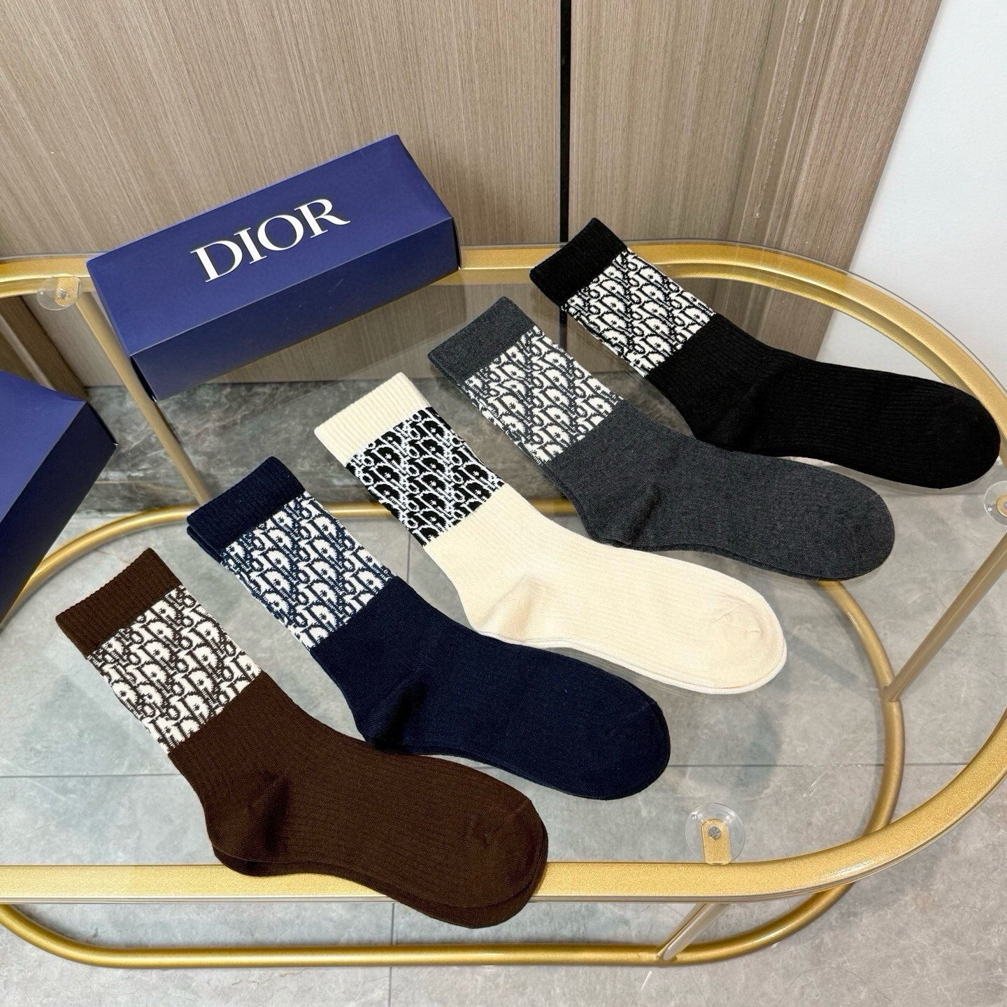 配包装【一盒五双】DIOR 迪奥高版本 ～好看到爆炸 Dior 袜子。提花羊绒袜，超软糯。。潮人必不能少的 Dior 专