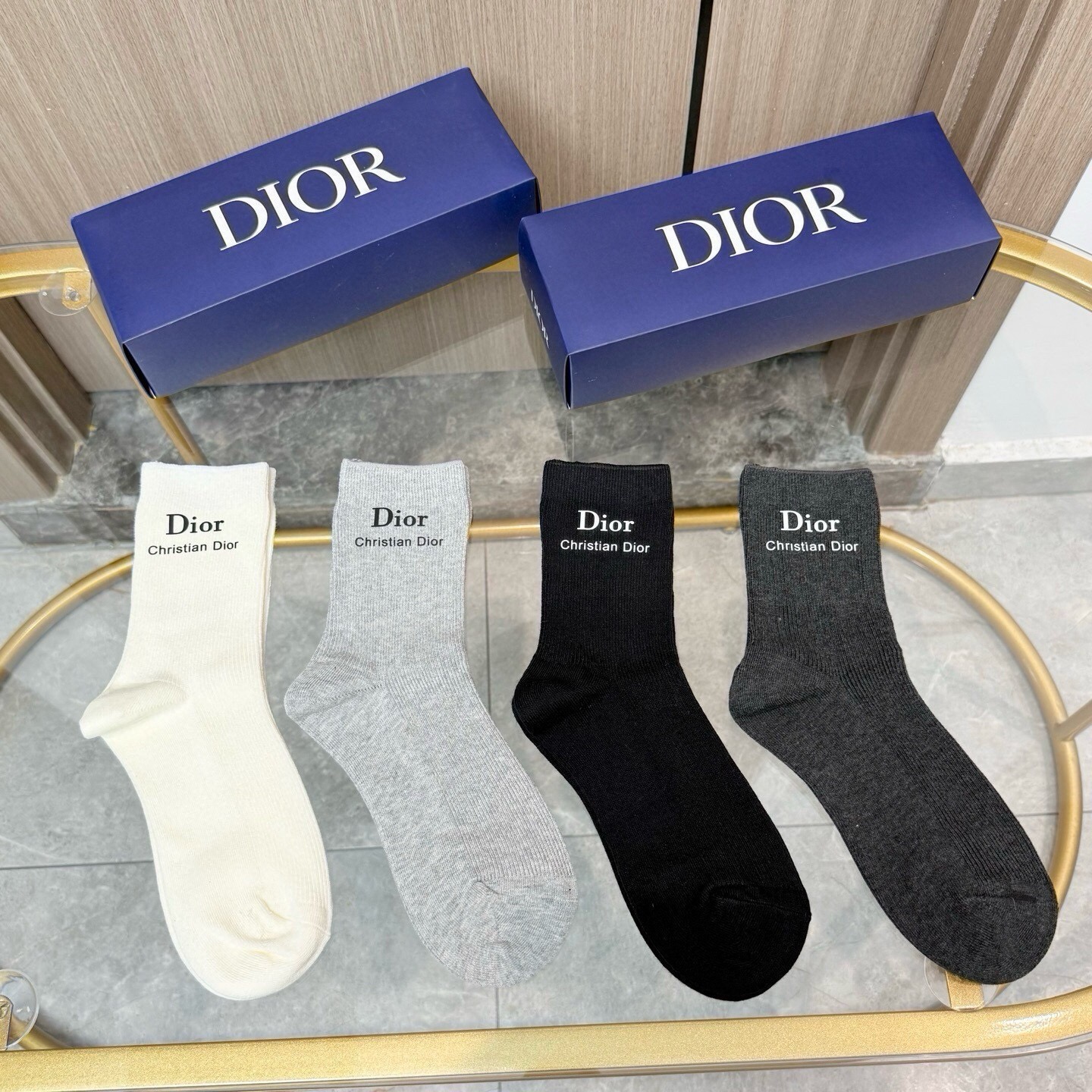配包装【一盒四双】DIOR 迪奥高版本 ～好看到爆炸 Dior 袜子。双针烫印中筒袜，超软糯。。潮人必不能少的 Dior
