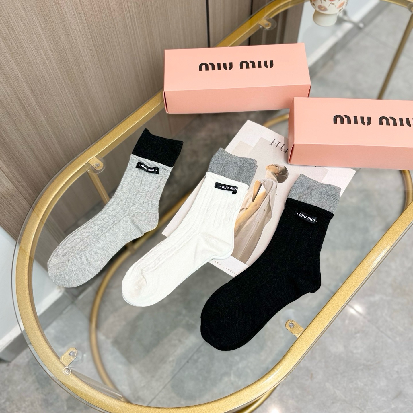 配包装【一盒三双】miumiu · 缪缪❗️高品质。超级爆款网红袜子❗️miu家官网同步饰品字母中筒袜，ins明星网红推