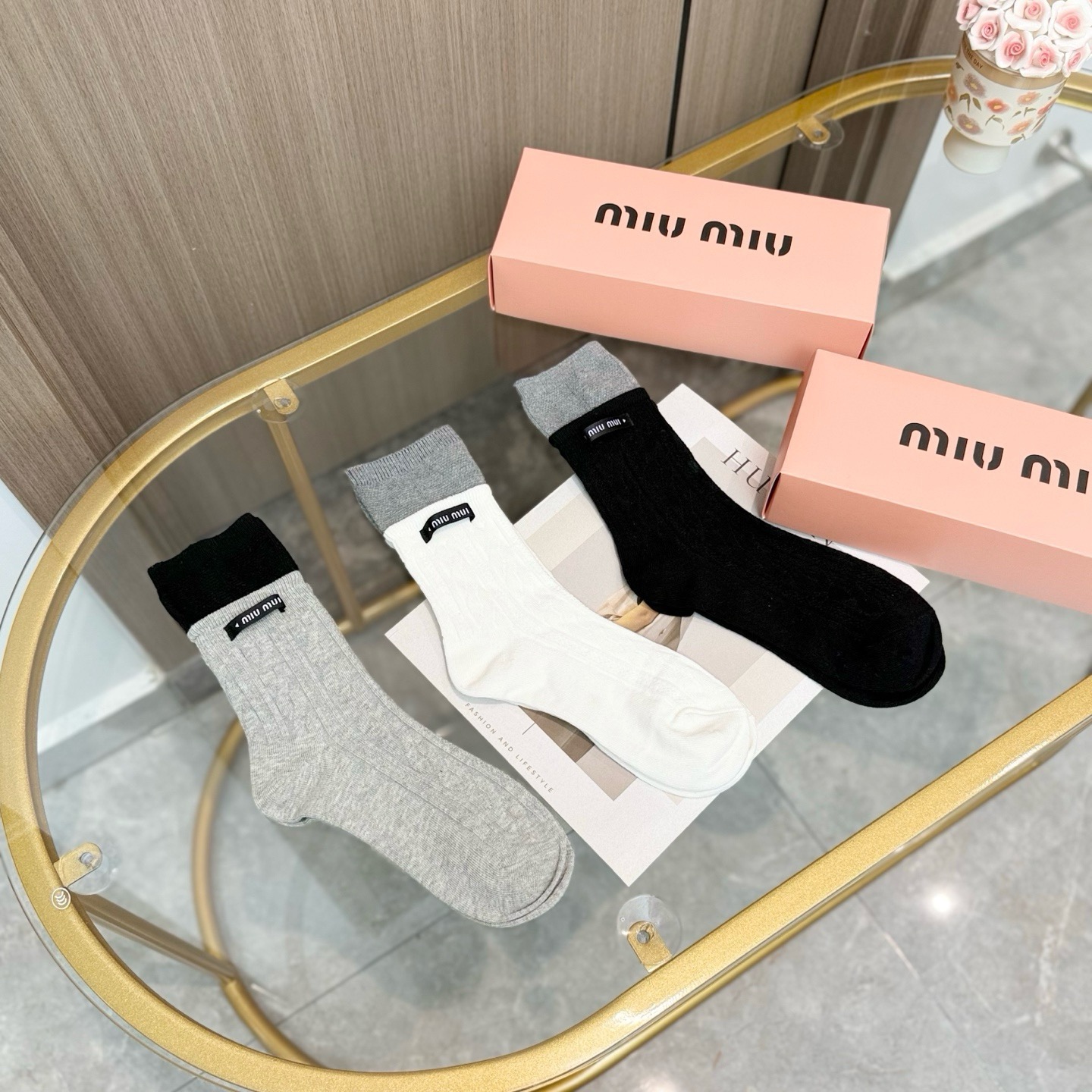 配包装【一盒三双】miumiu · 缪缪❗️高品质。超级爆款网红袜子❗️miu家官网同步饰品字母中筒袜，ins明星网红推